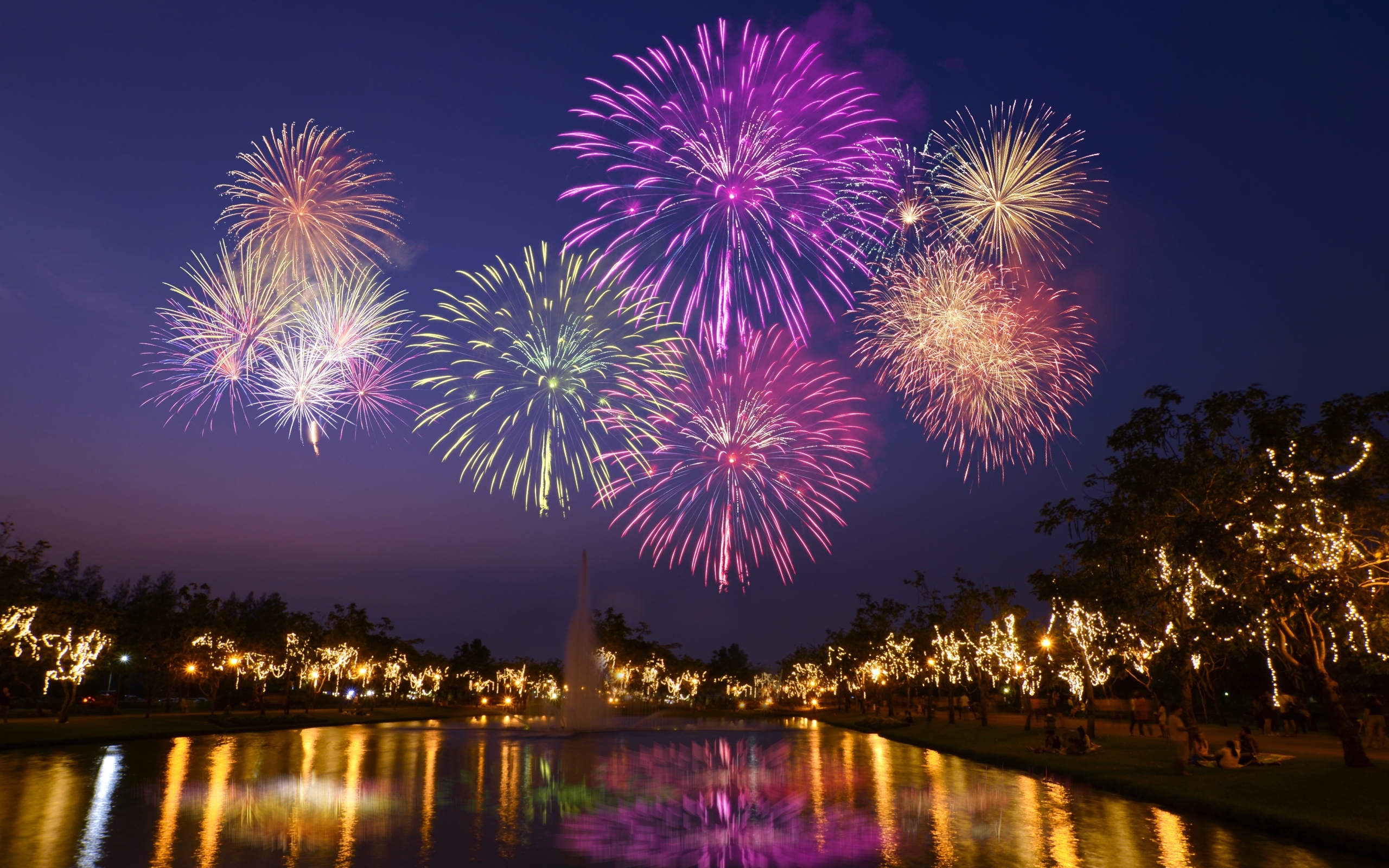 Яркий праздничный салют над ночным городом