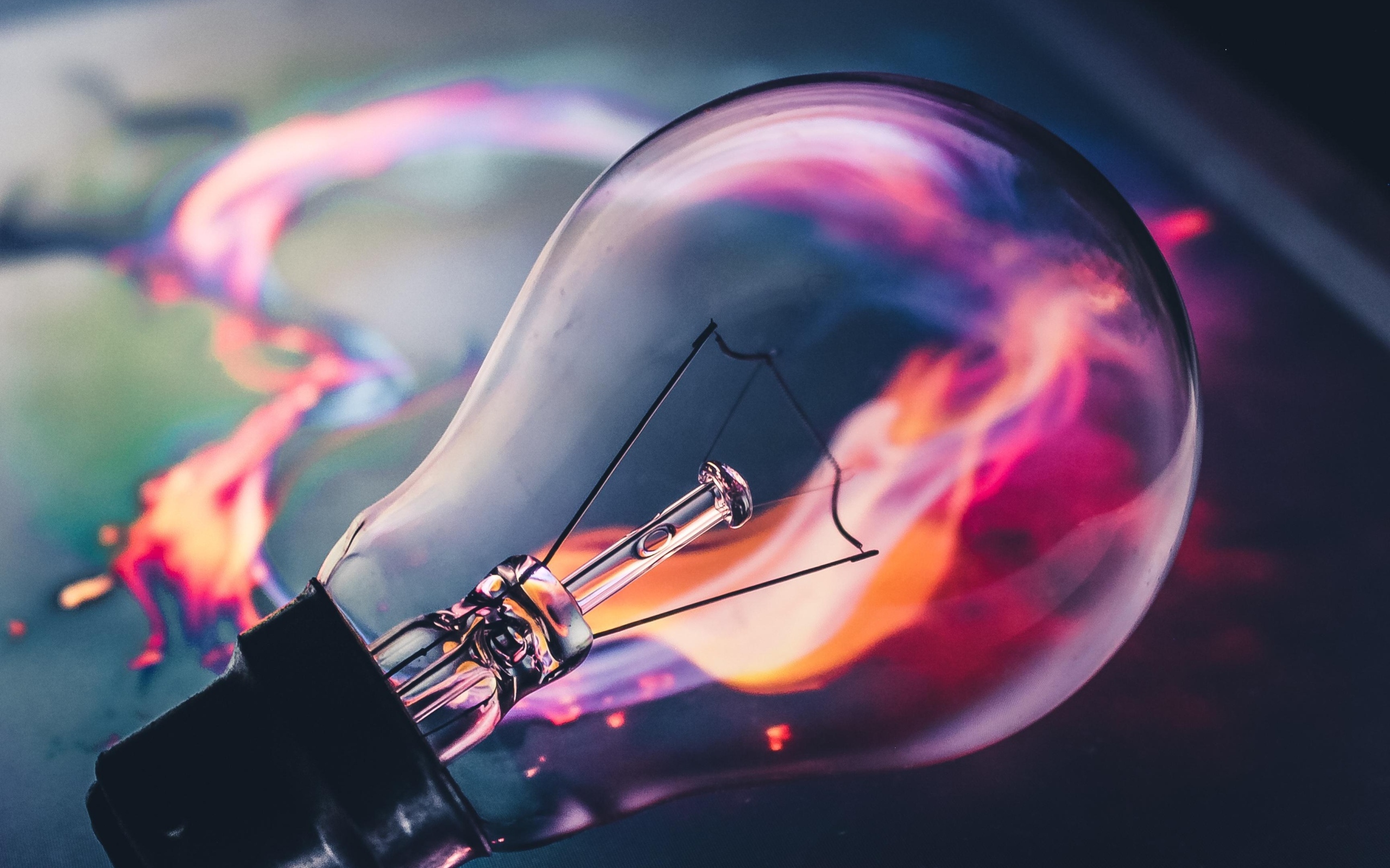 Стеклянная лампочка с огнем