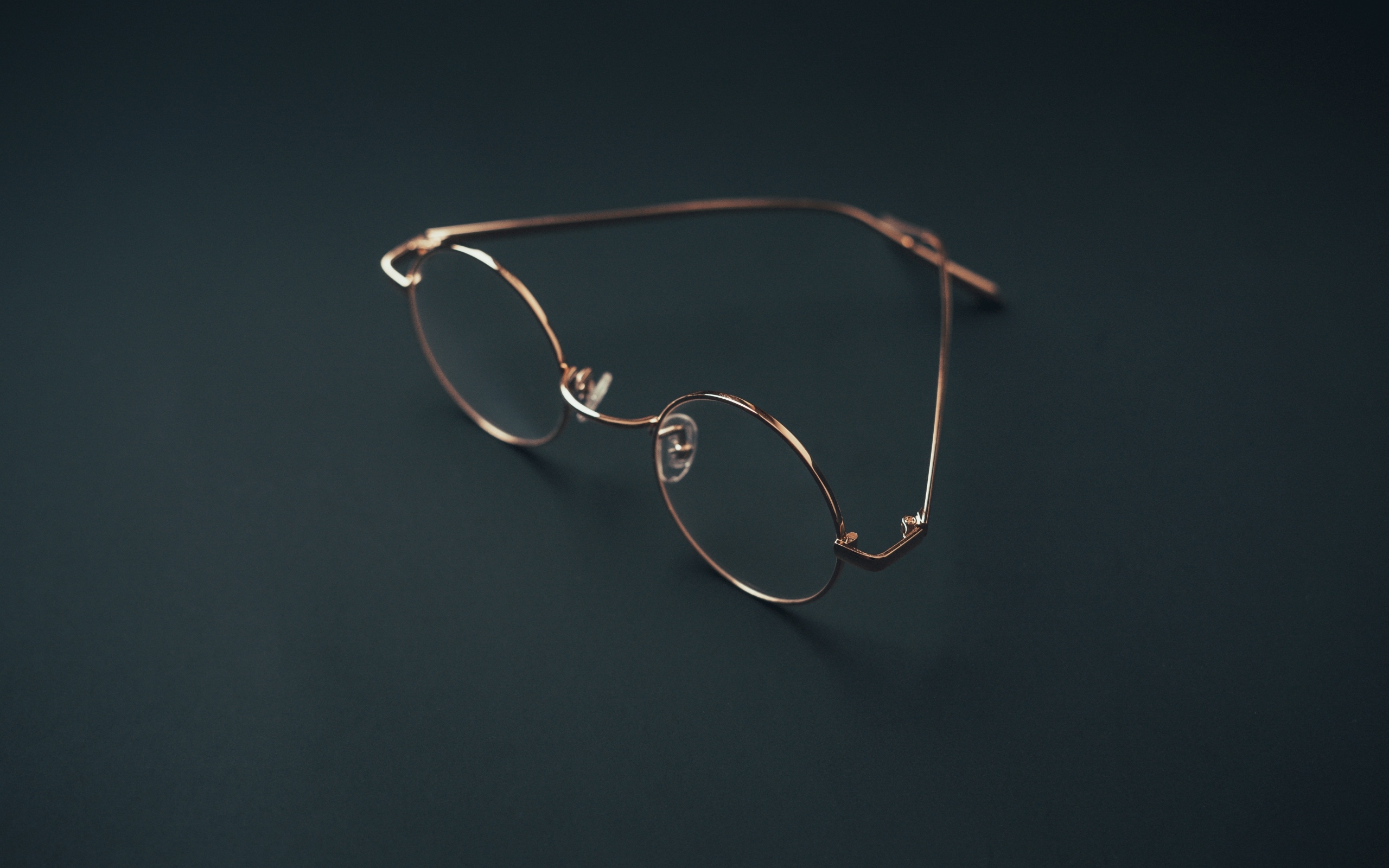 Очки лежат на серой поверхности