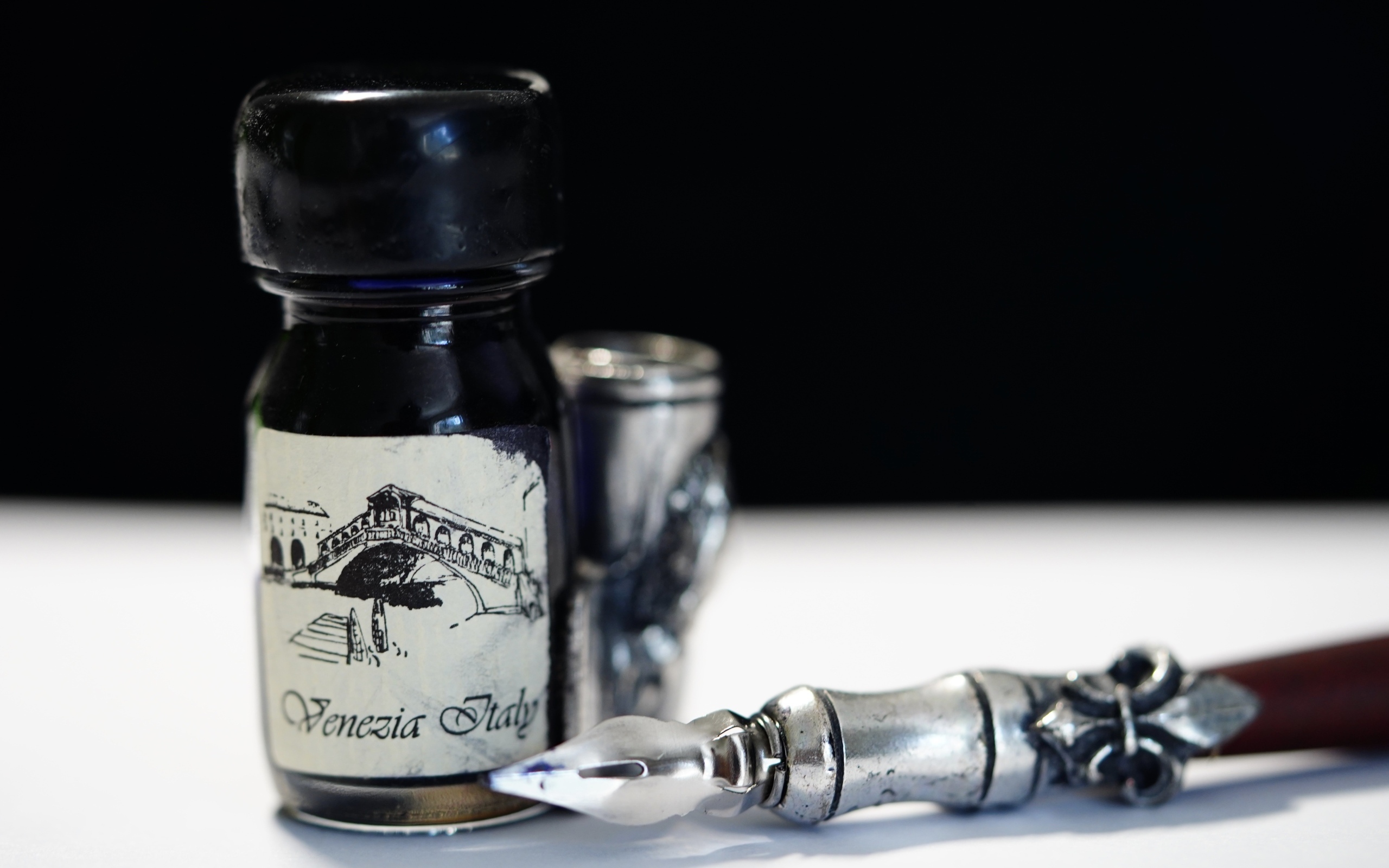 Ручка и чернила на столе