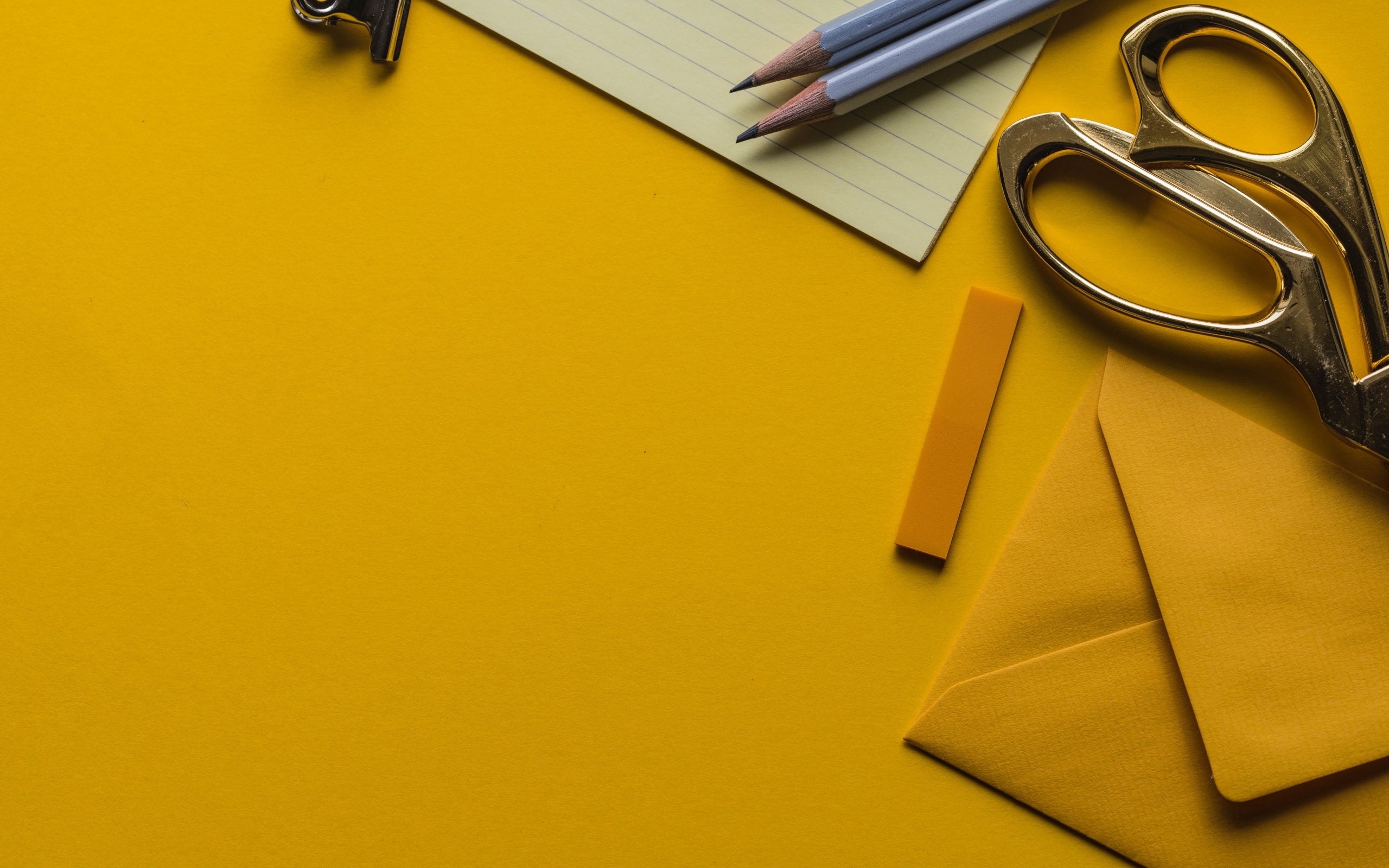 Канцелярские предметы на желтом фоне