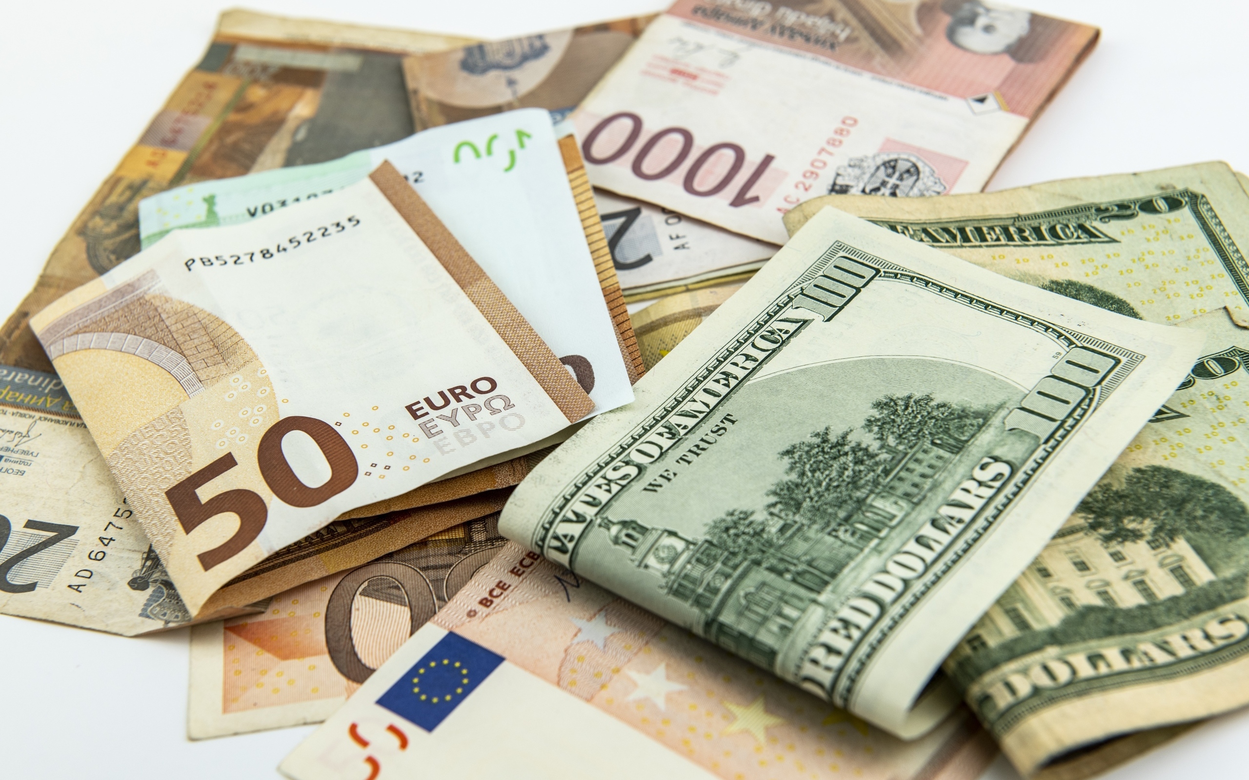 Много банкнот долларов и евро