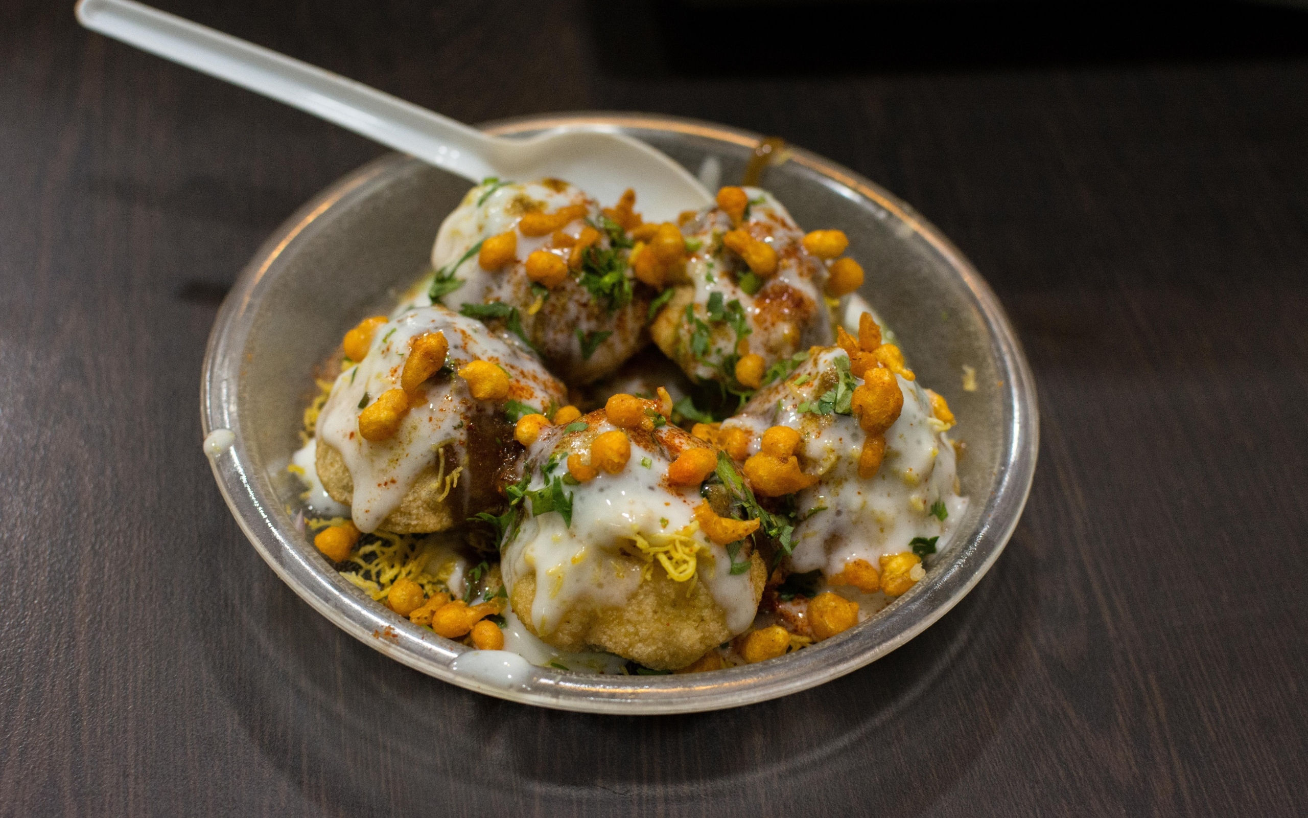 Азиатская еда в миске на столе 