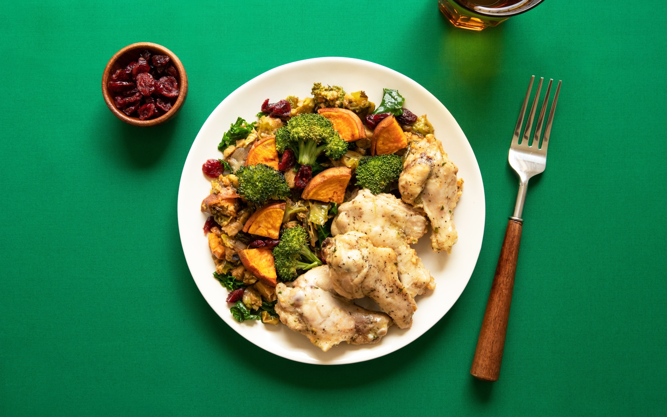 Запеченные овощи с курицей на зеленом столе