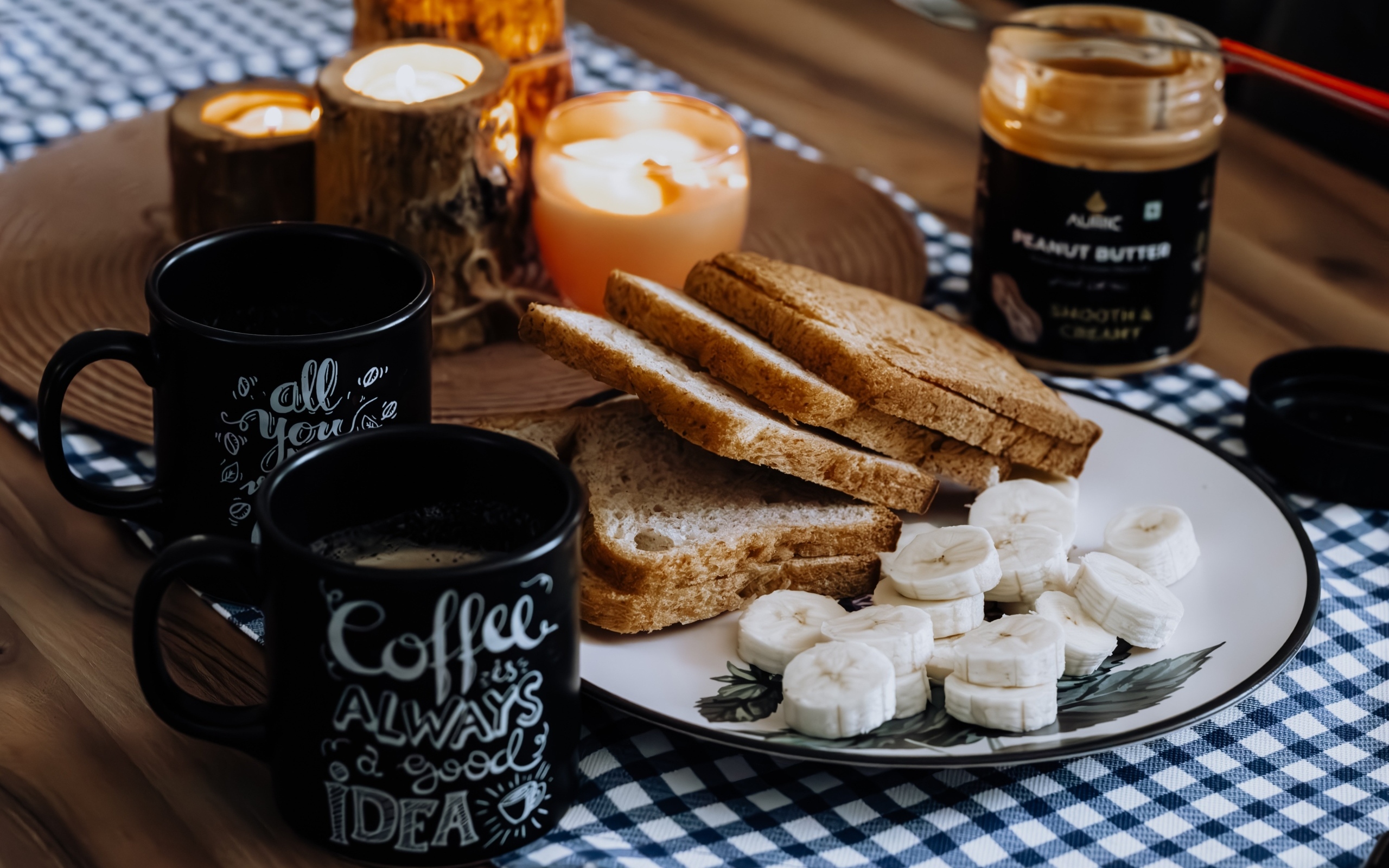 Хлеб, бананы и чай на завтрак