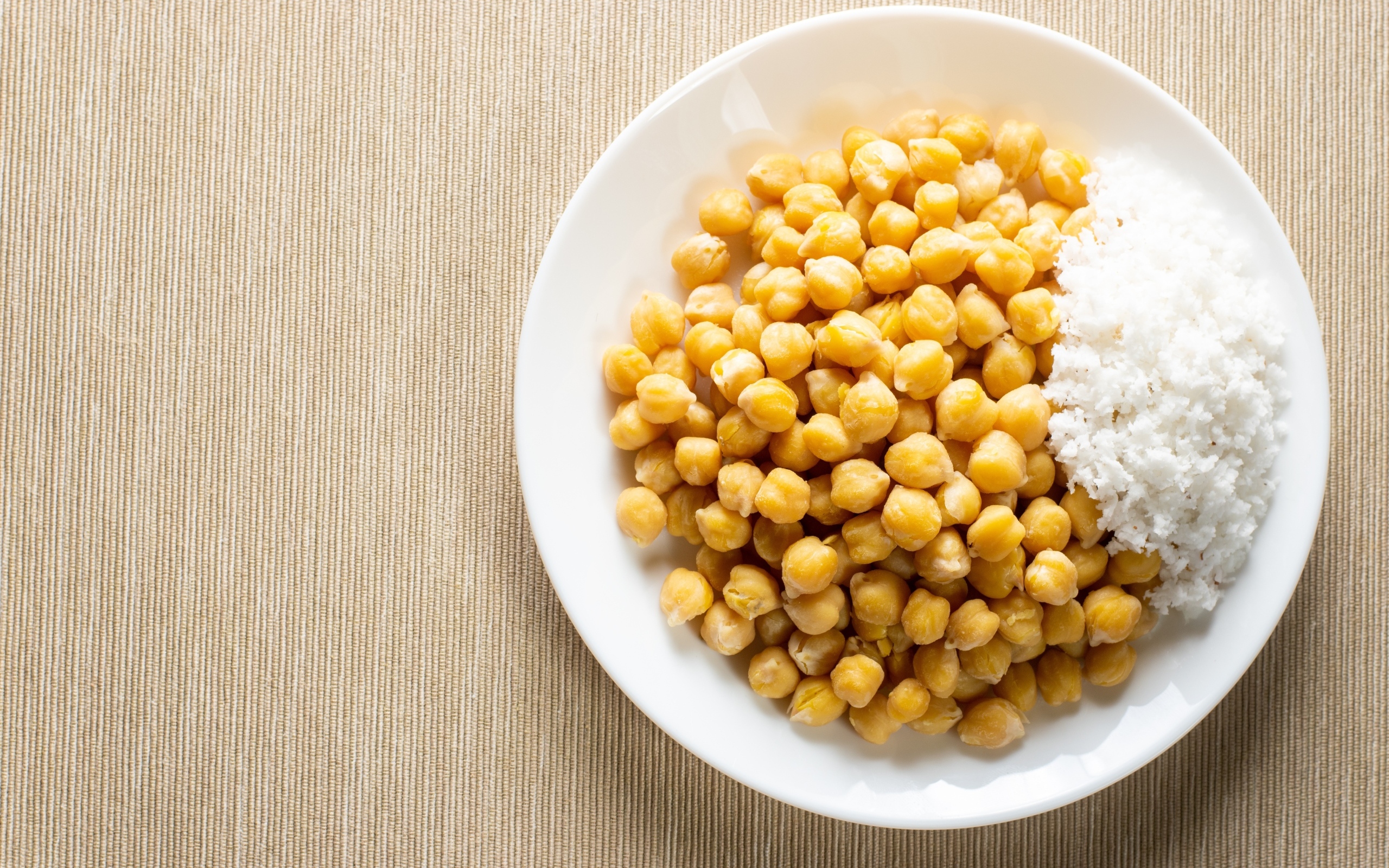 Нут с рисом на большой белой тарелке