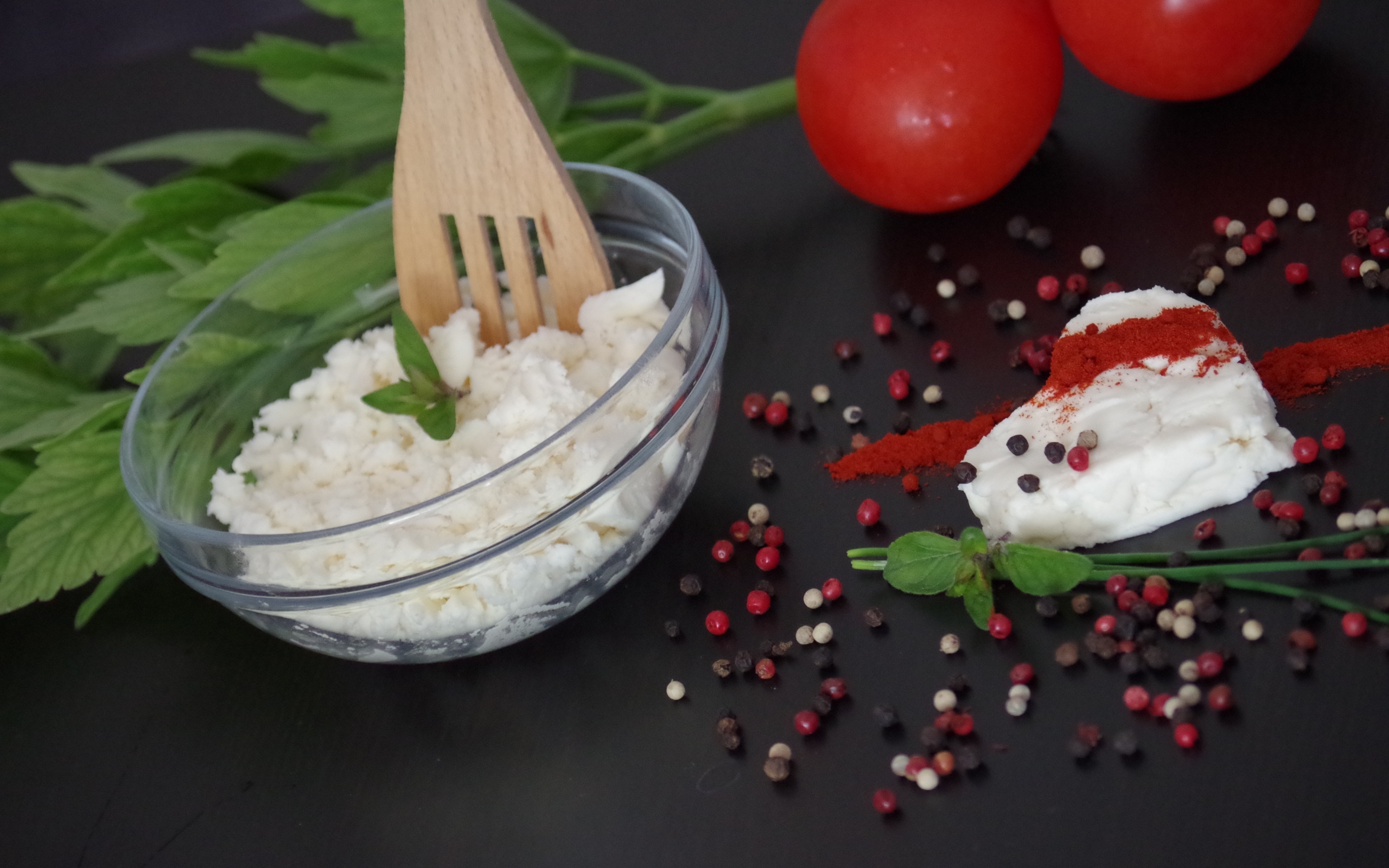 Творог на столе с петрушкой и помидорами