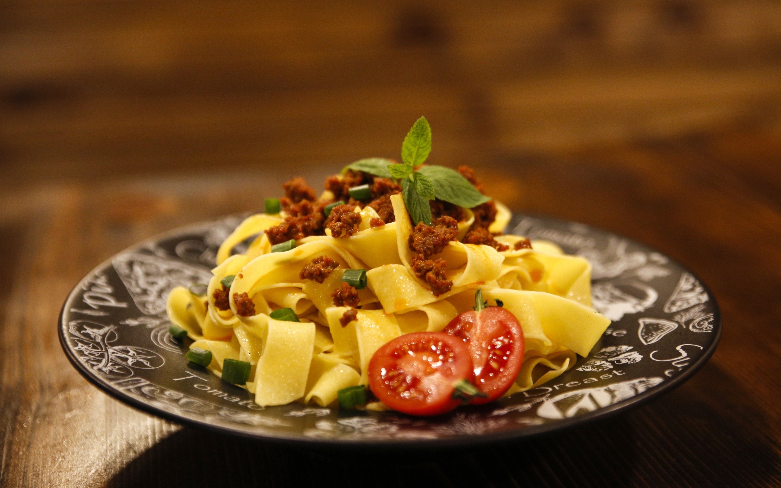 Феттучини с помидорами и фаршем