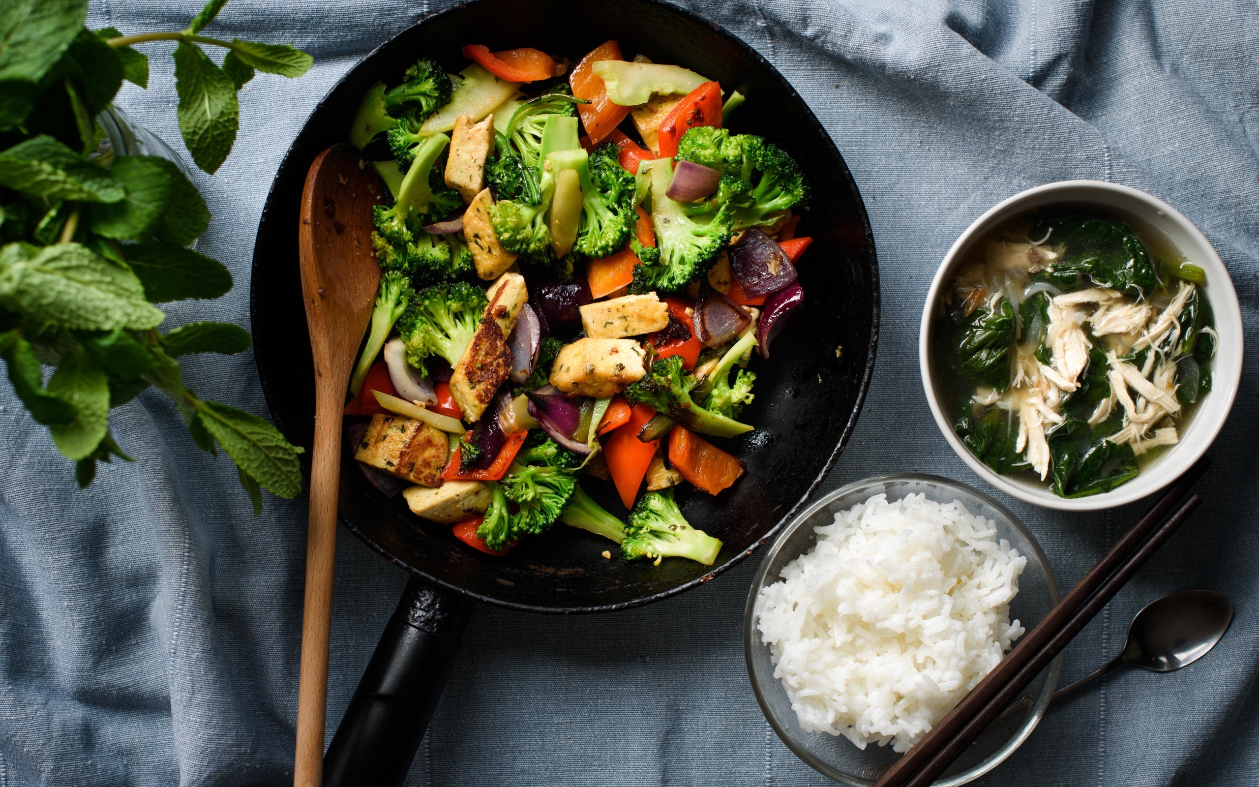 Жареные овощи на столе с рисом