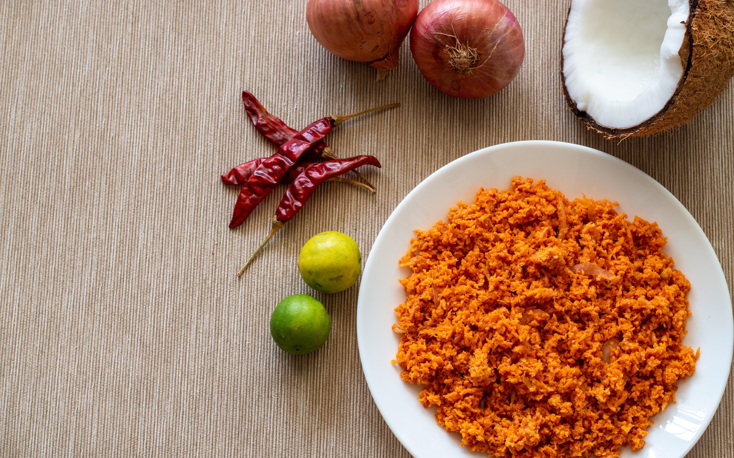 Тертая морковь на тарелке с овощами