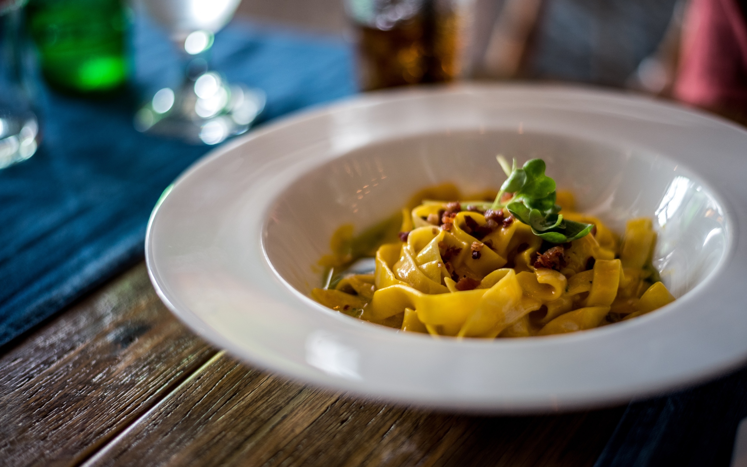 Лапша с мясом в  большой белой тарелке