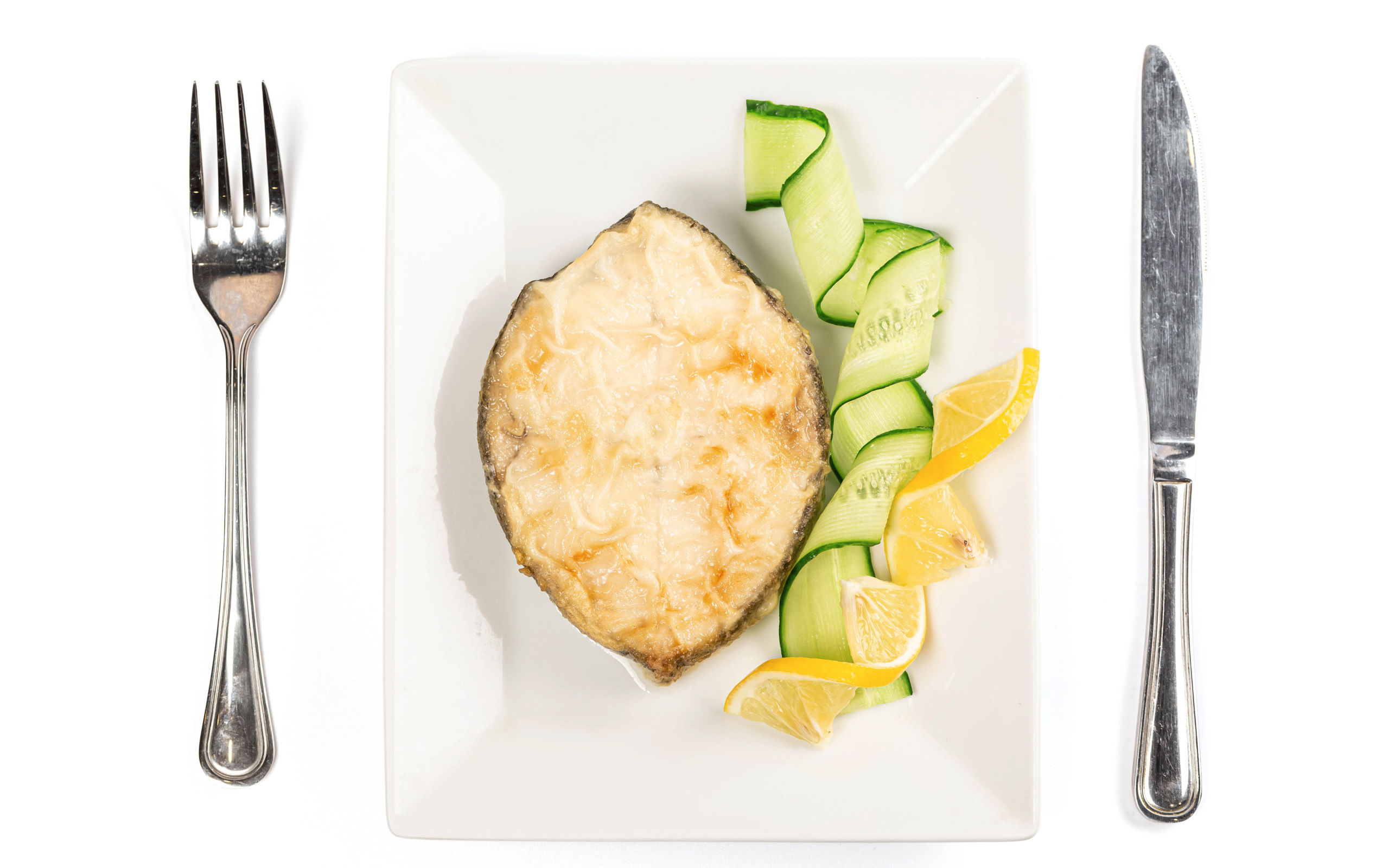 Картофель с огурцом и лимоном на белом столе