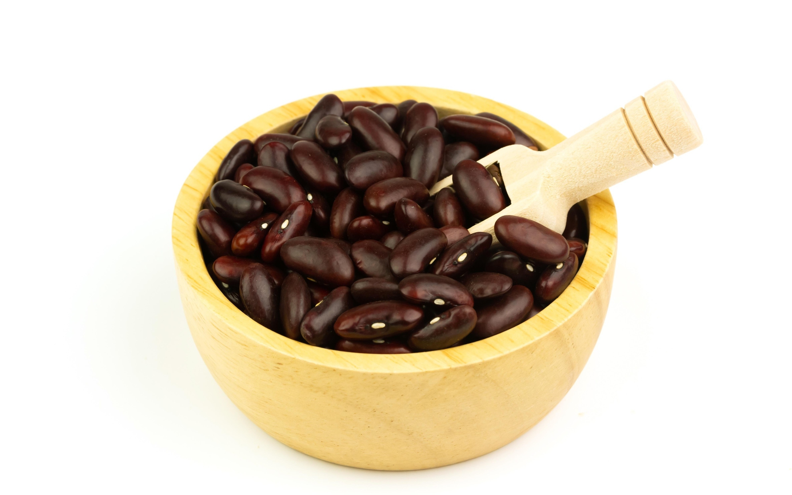 Красная фасоль на белом фоне