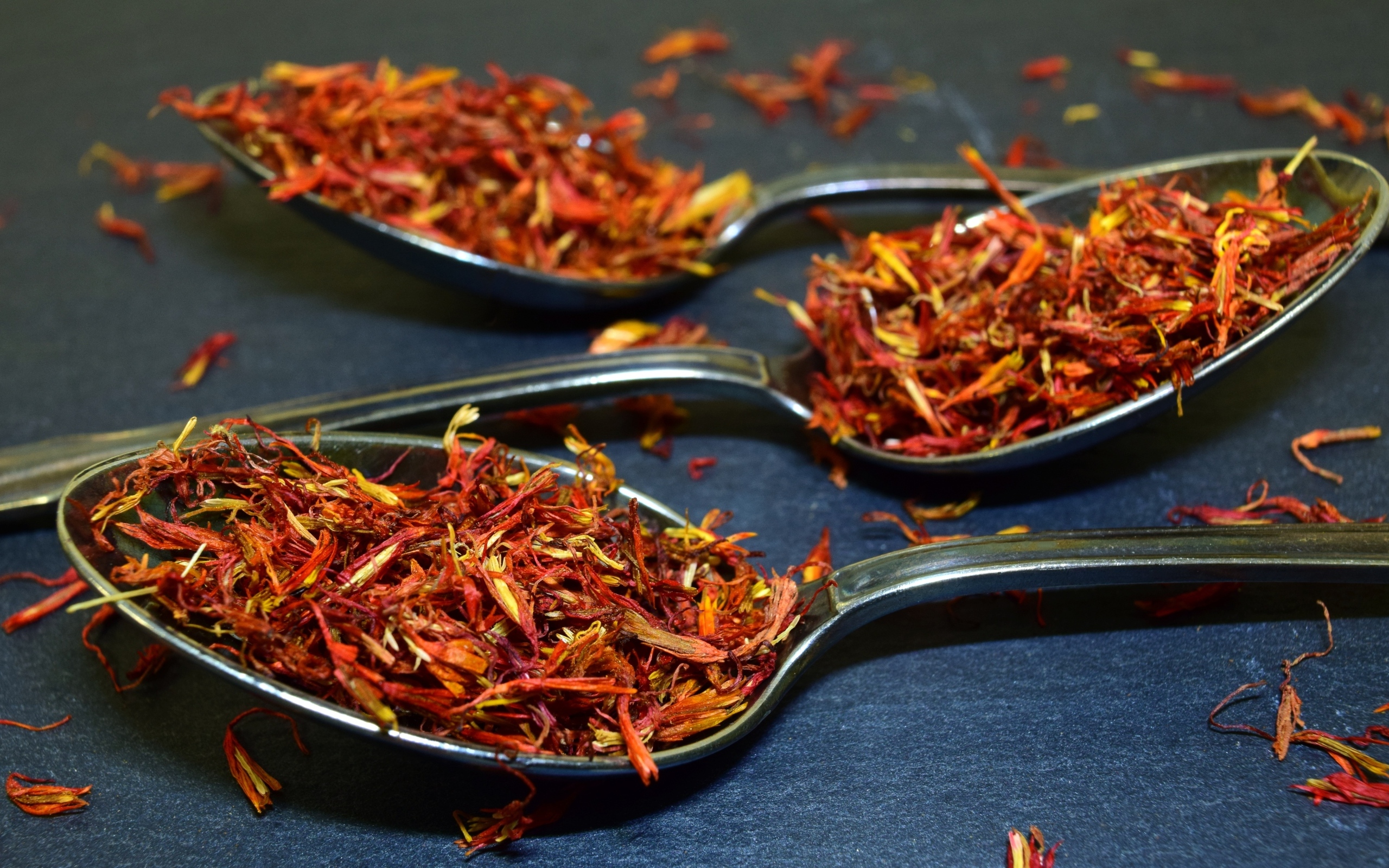Приправа шафран на ложке