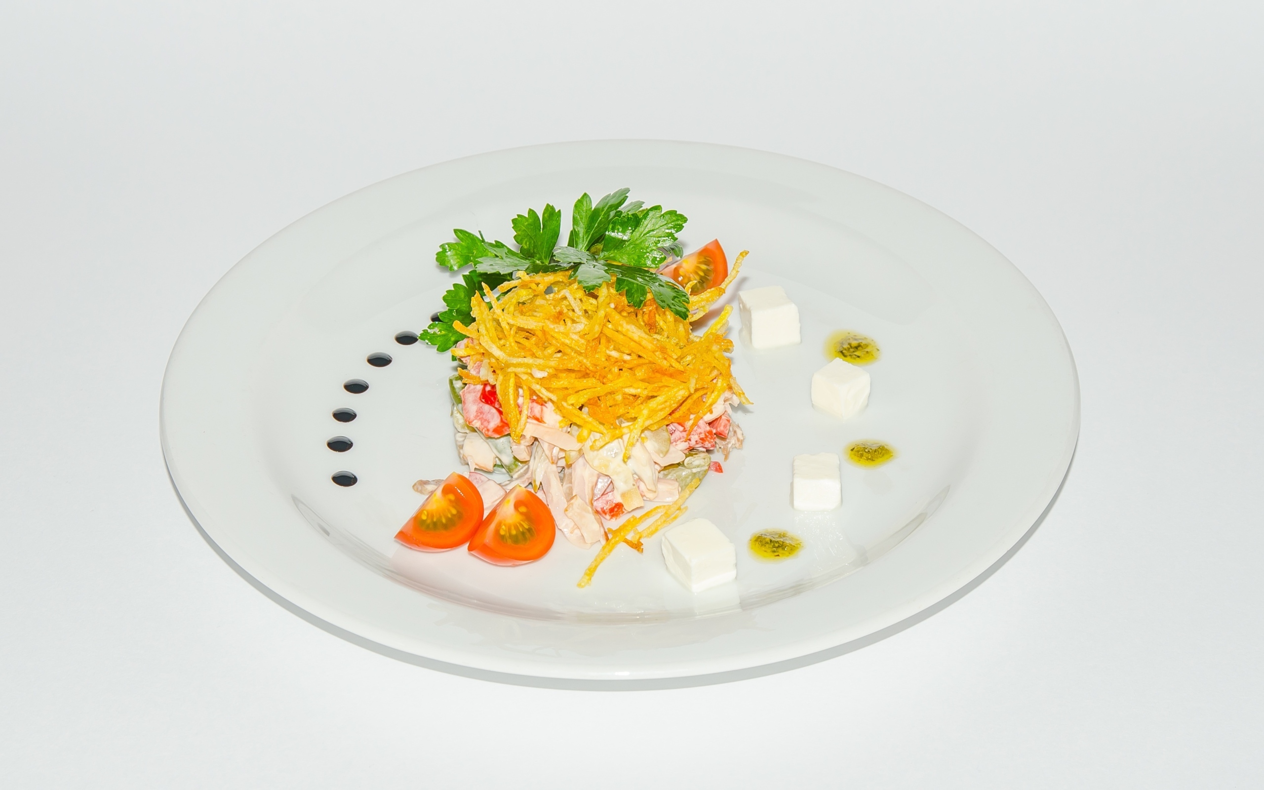 Салат на большой белой тарелке