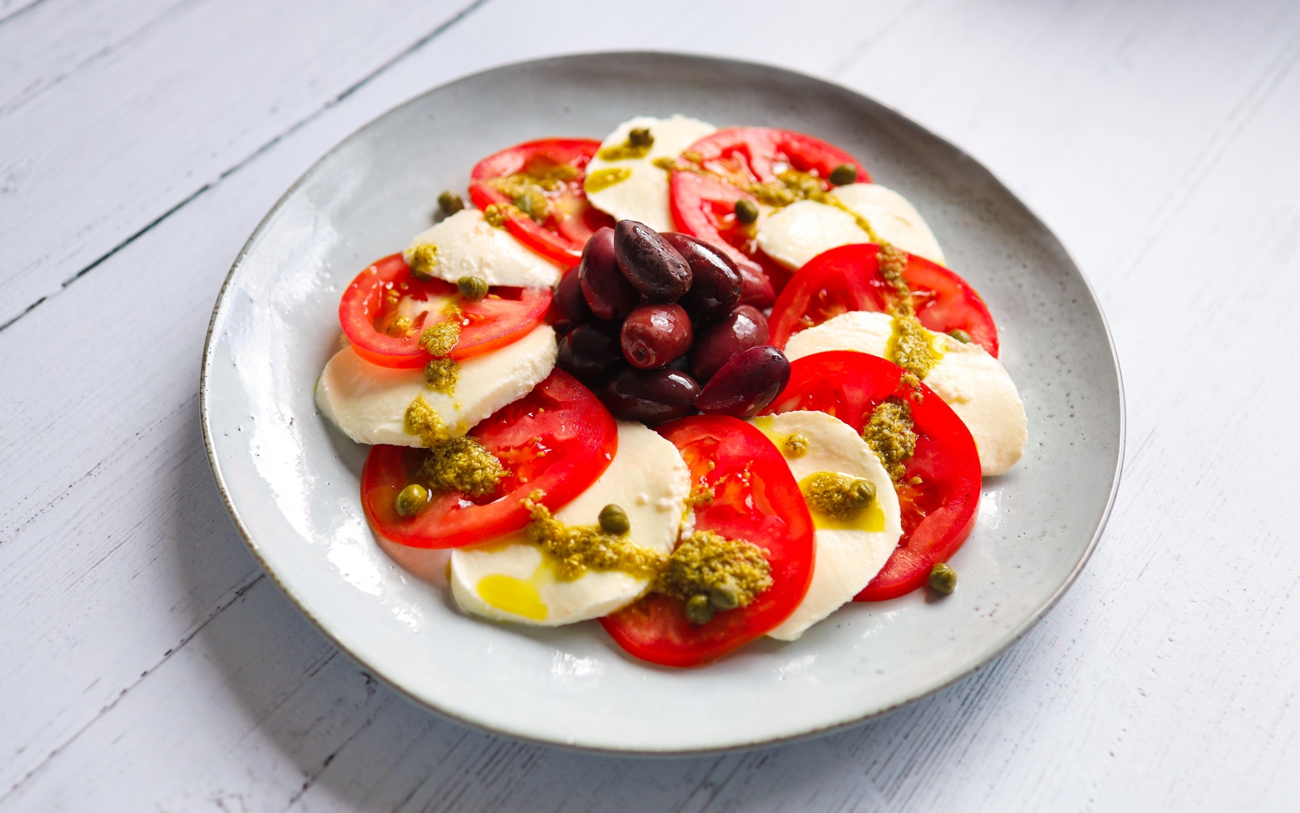 Салат с сыром моцарелла, помидорами и маслинами