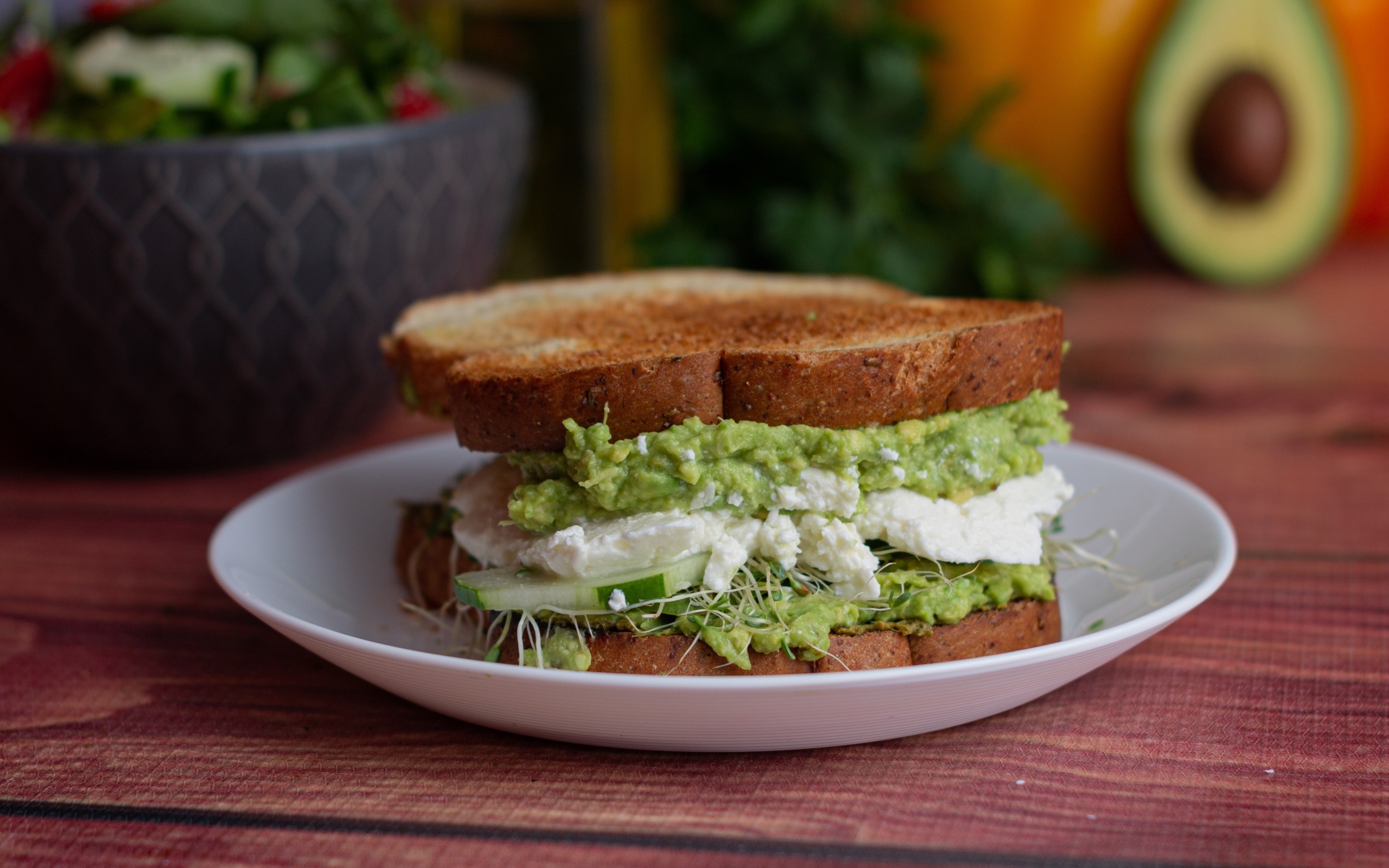 Бутерброд с соусом песто и сыром