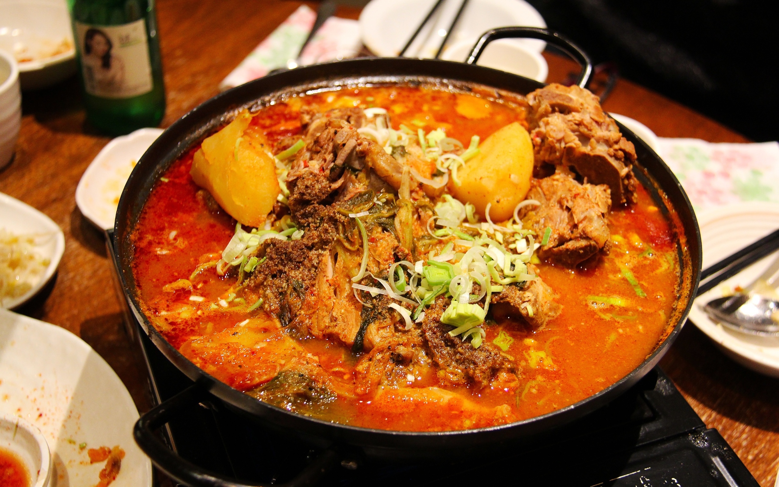 Острый красный суп с мясом