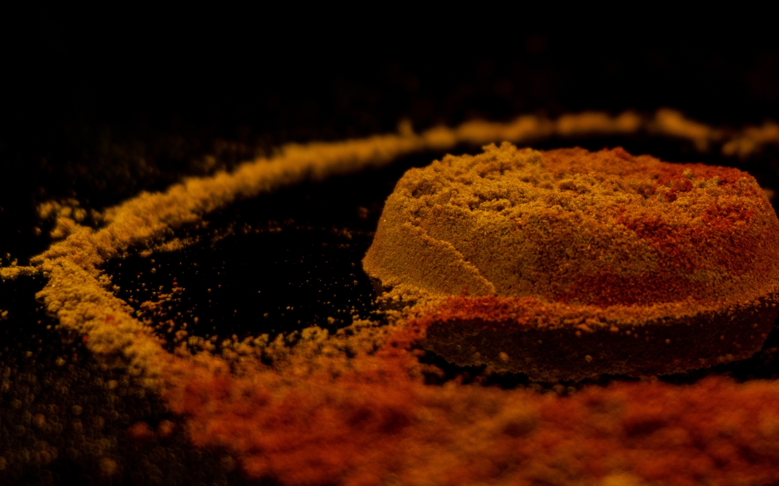 Куркума на черном столе