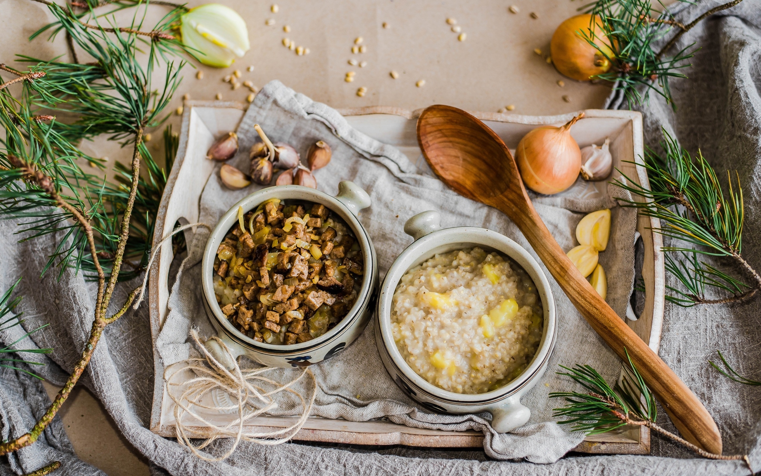 Две миски каши на столе с чесноком