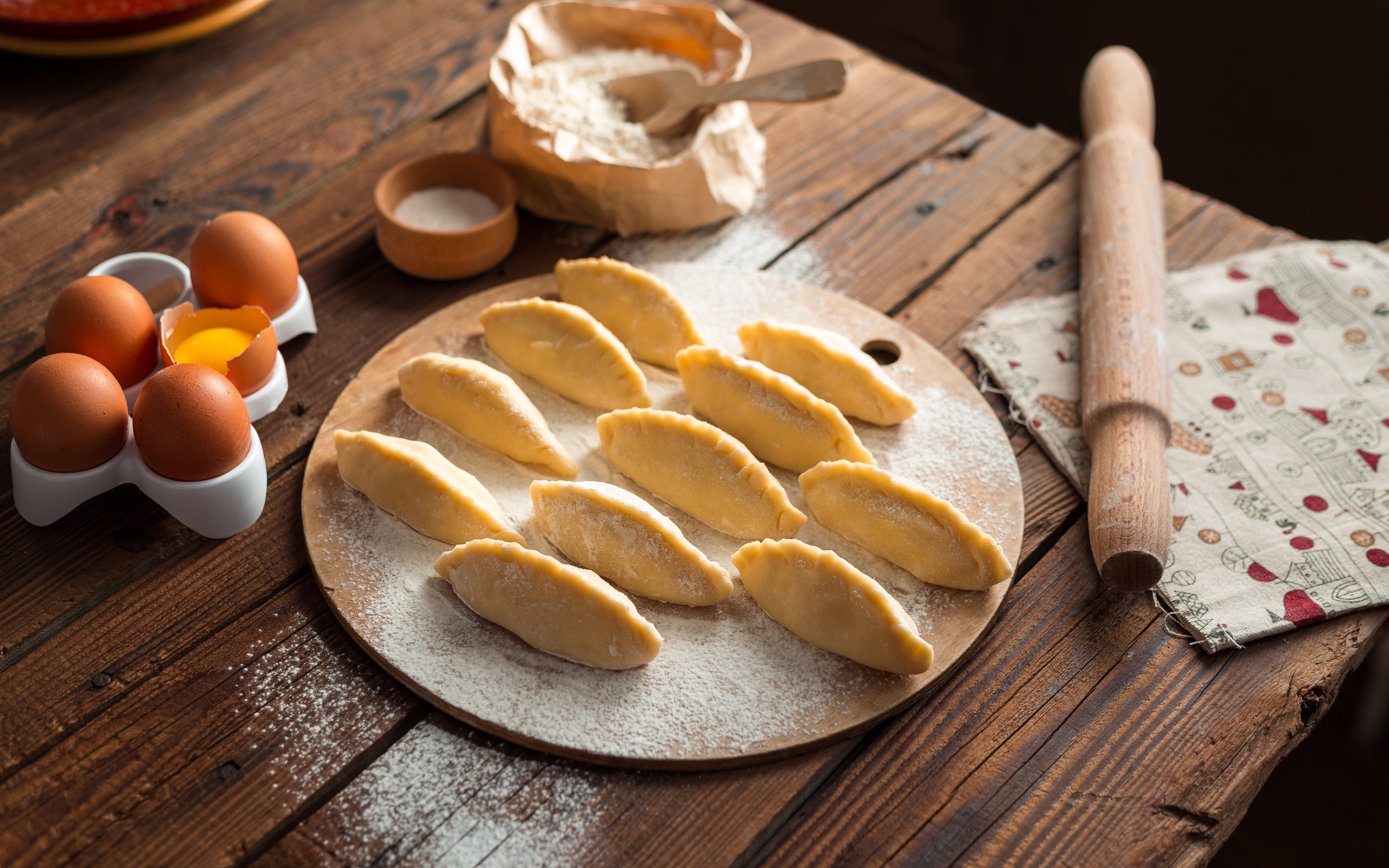 Вареники на столе с мукой и яйцами