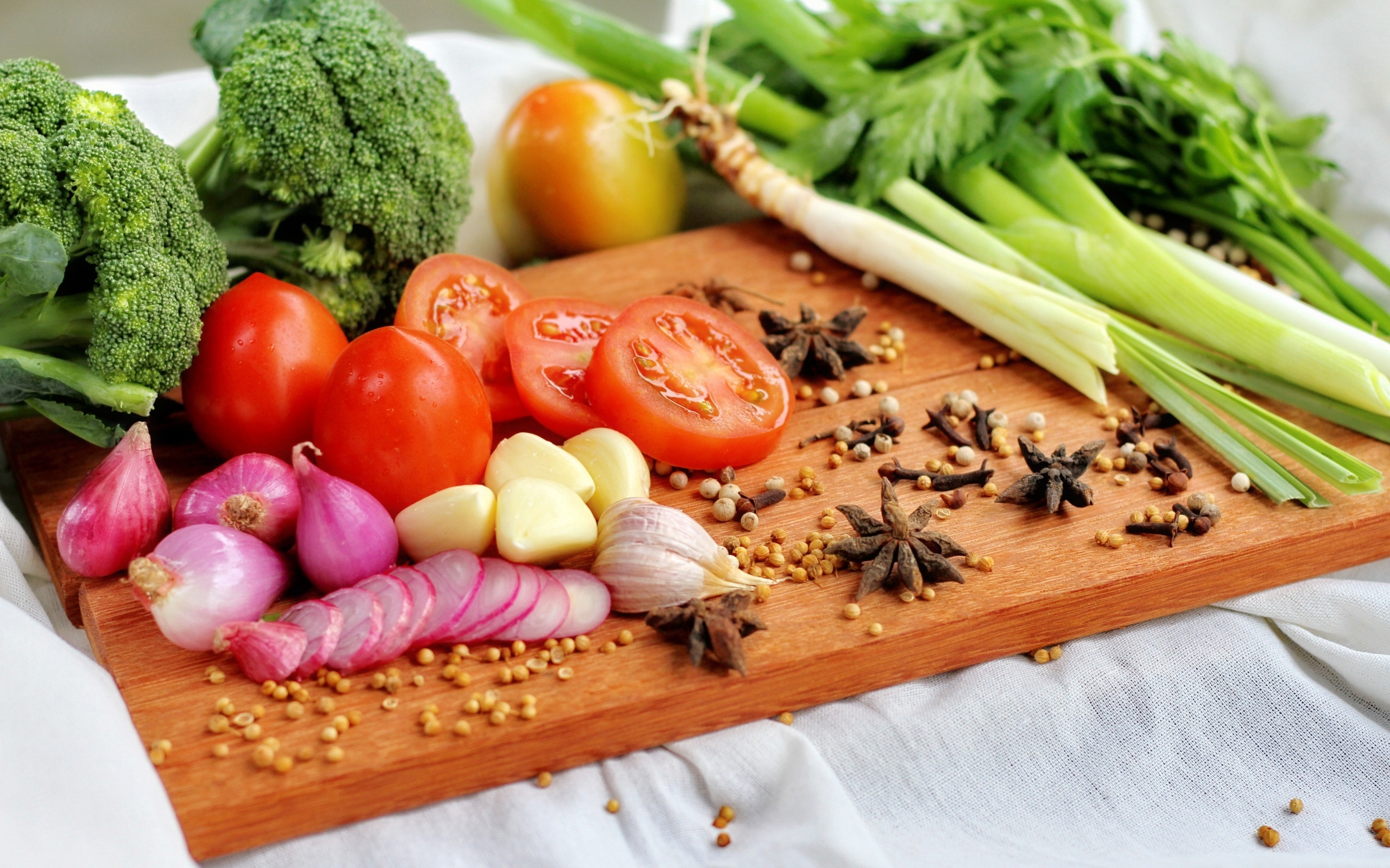 Овощи с зеленью на разделочной доске 