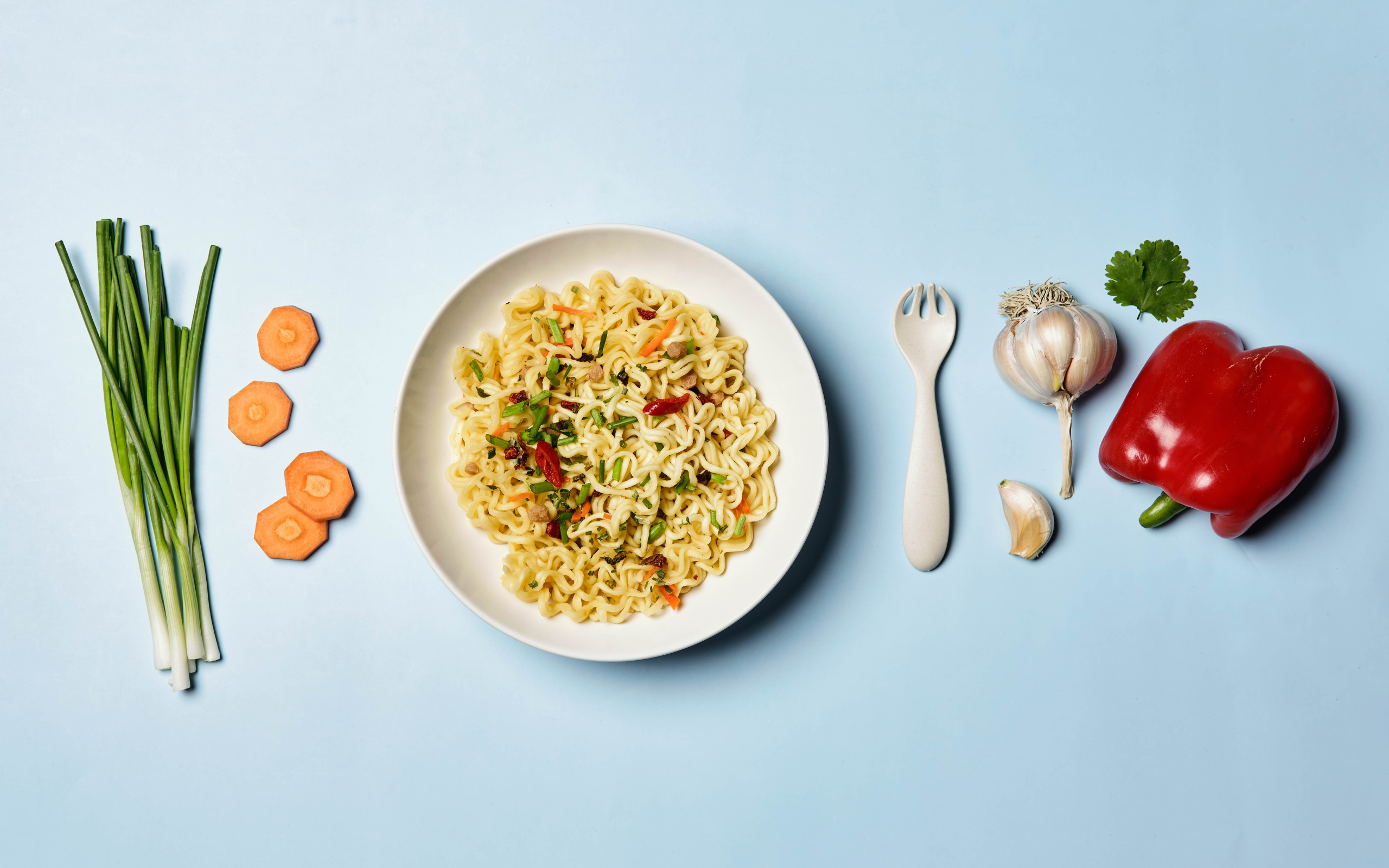 Вермишель с овощами на голубом фоне 