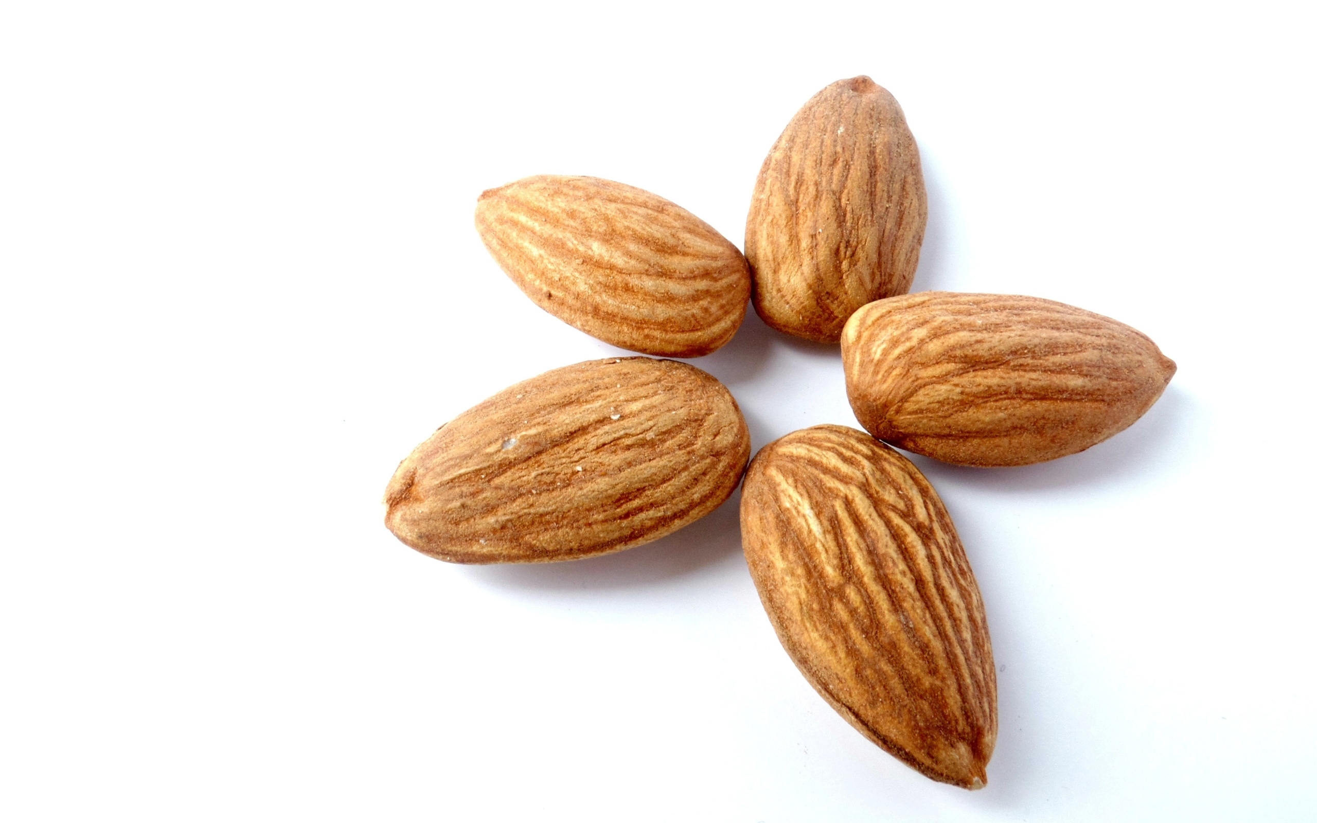 Миндальные орехи на белом фоне крупным планом