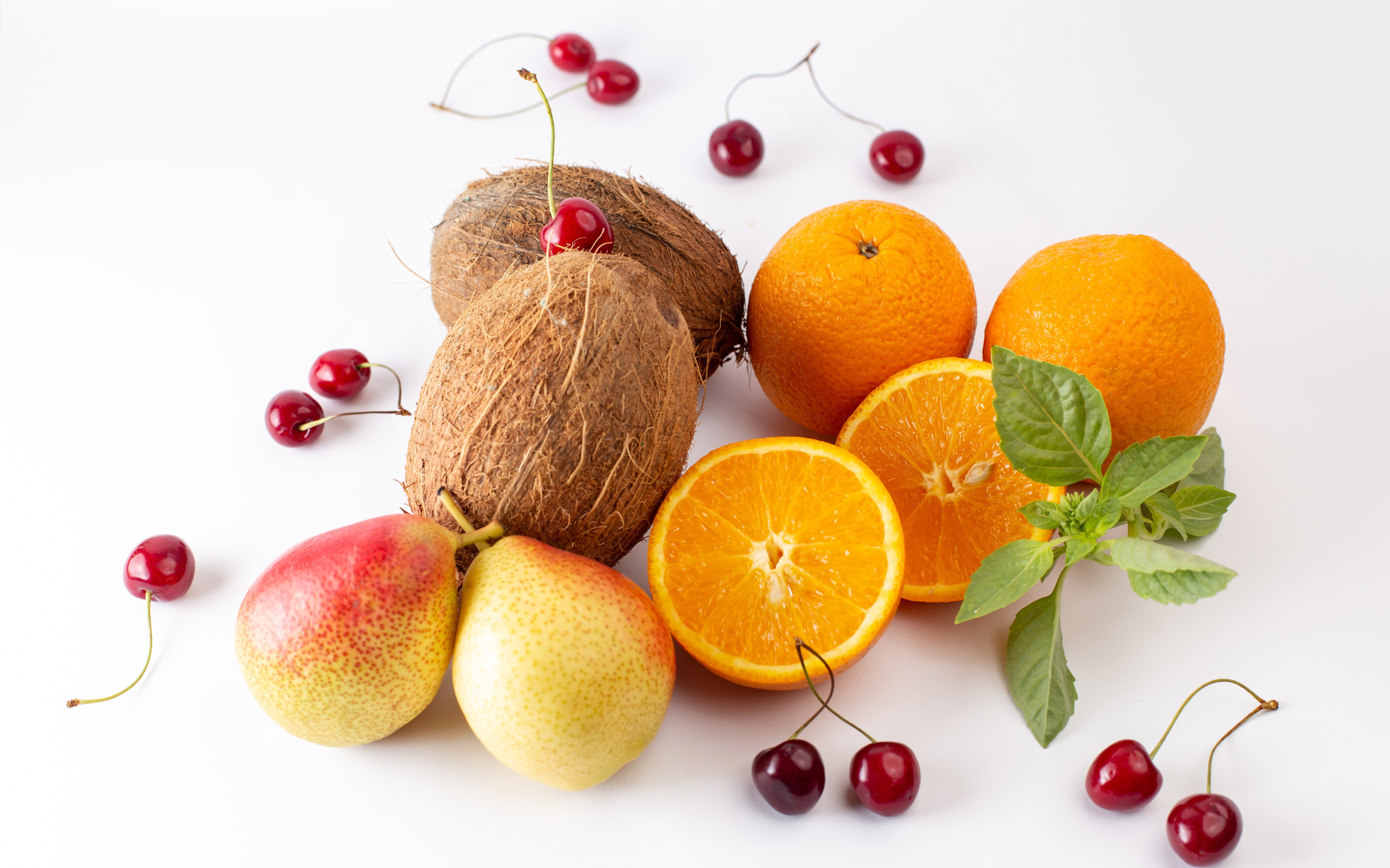 Кокосы, груши, апельсины и черешня на белом фоне