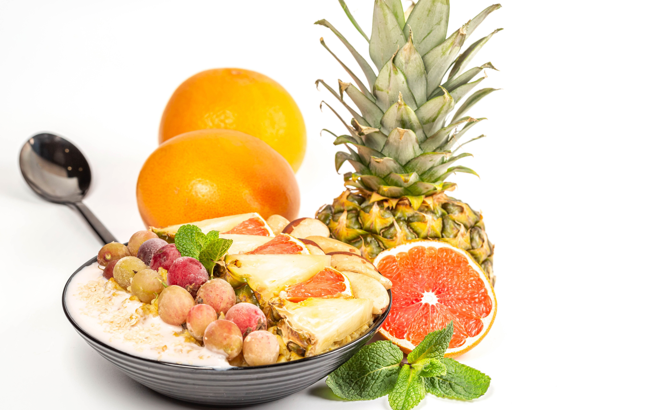 Хлопья с цитрусовыми фруктами на белом фоне