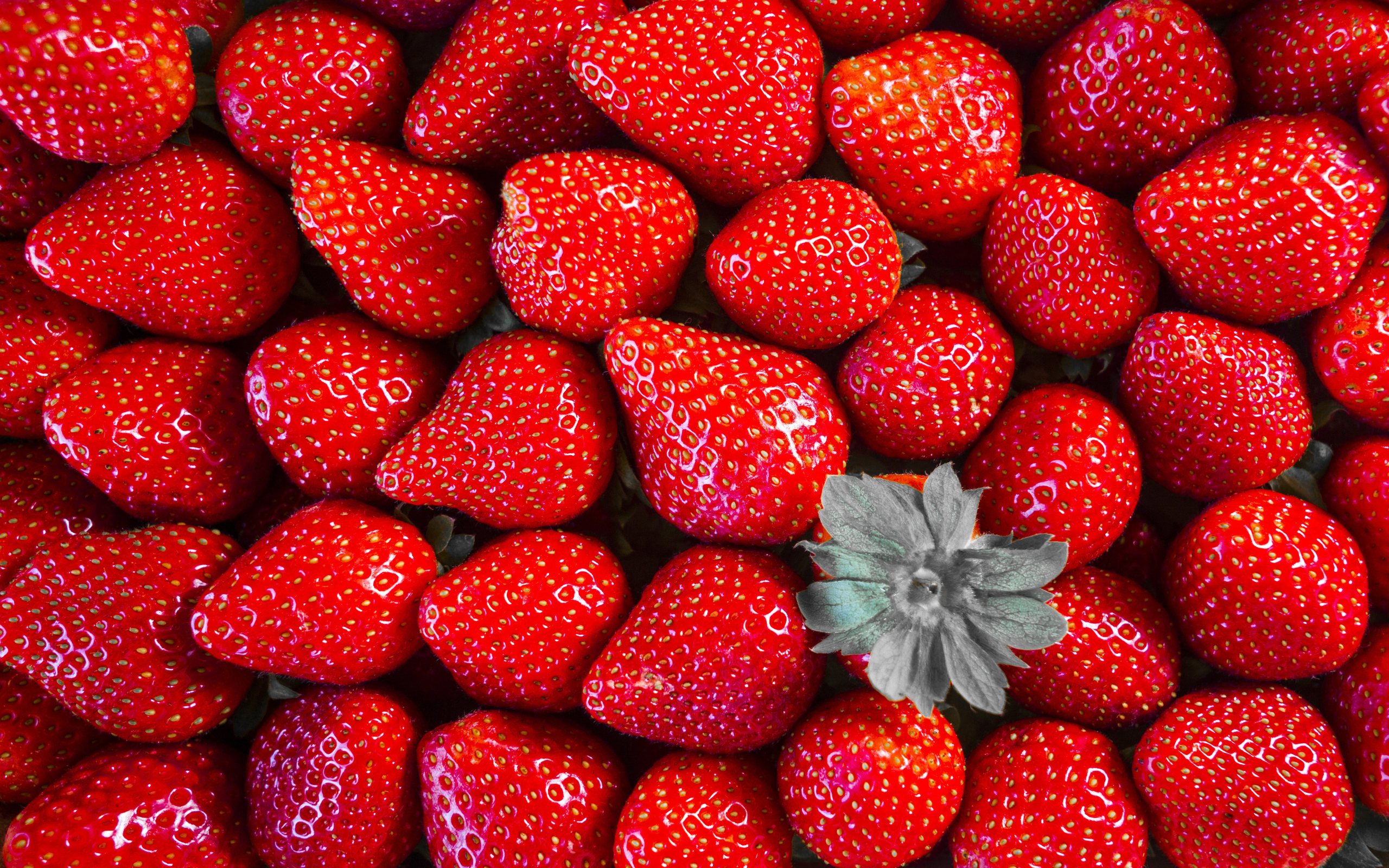 Крупная красная ароматная клубника