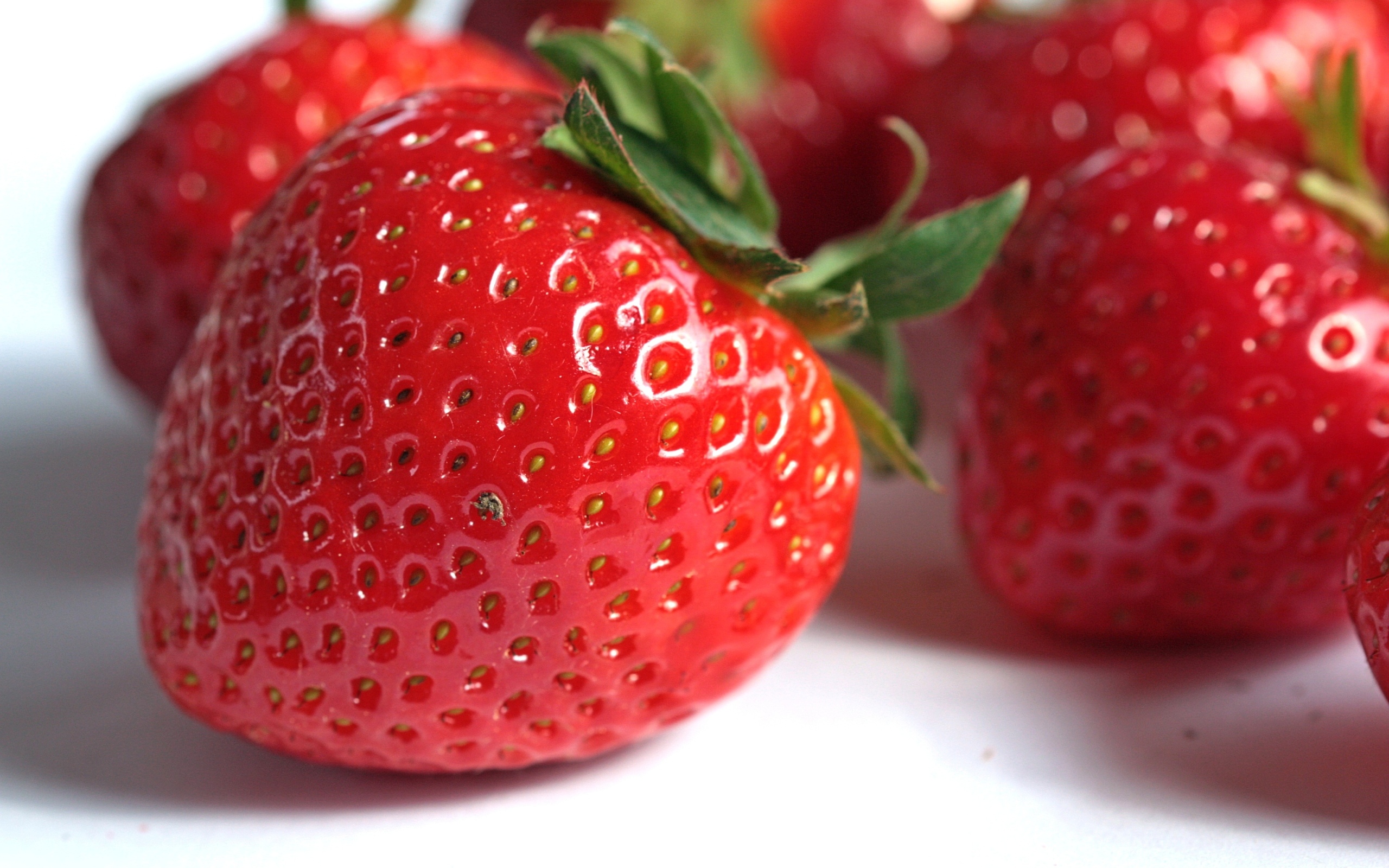 Крупная красная спелая клубника крупным планом