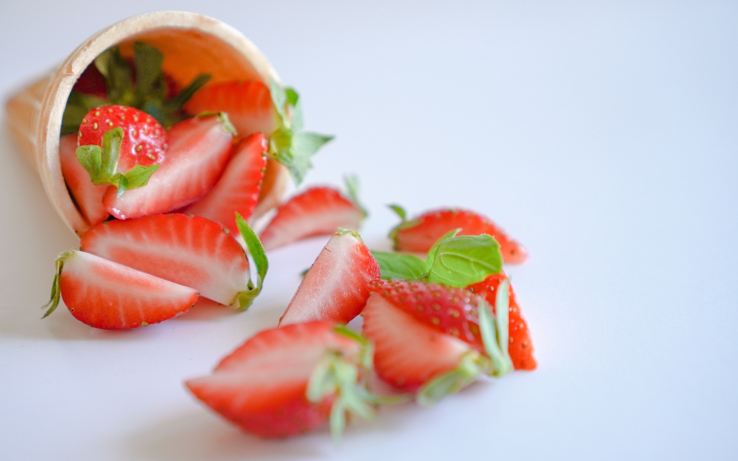 Кусочки клубники с вафельным рожком