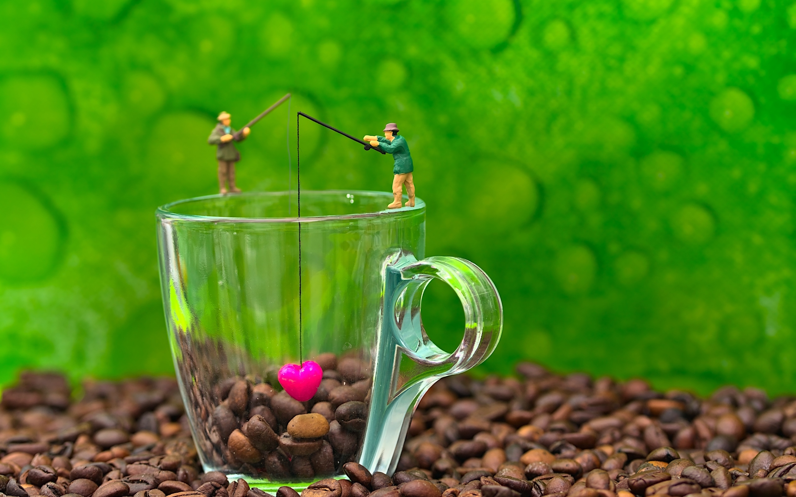 Две фигурки на стеклянной чашкой с кофейными зернами