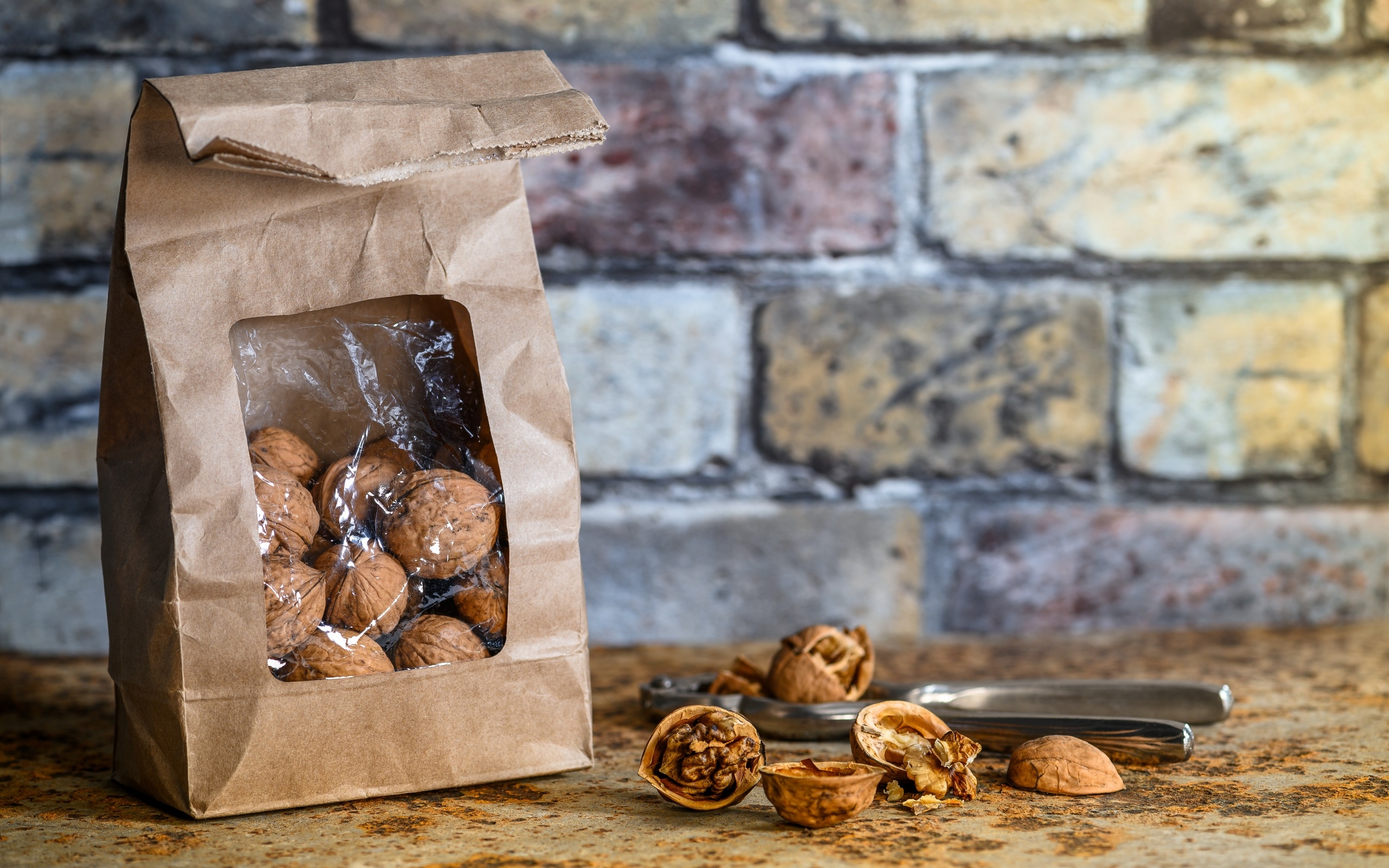 Грецкие орехи в пакете у стены