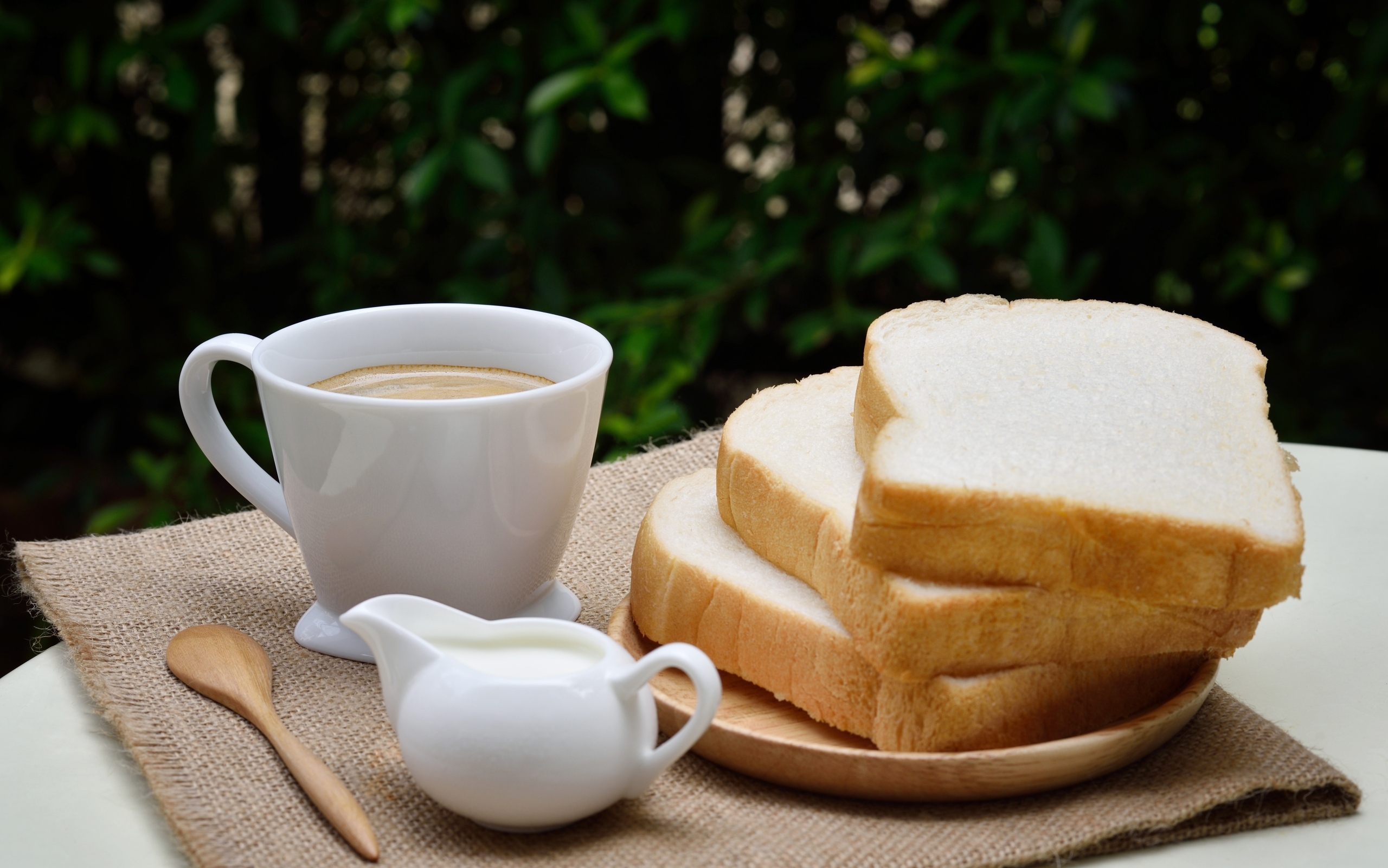 Хлеб на столе с кофе и молоком