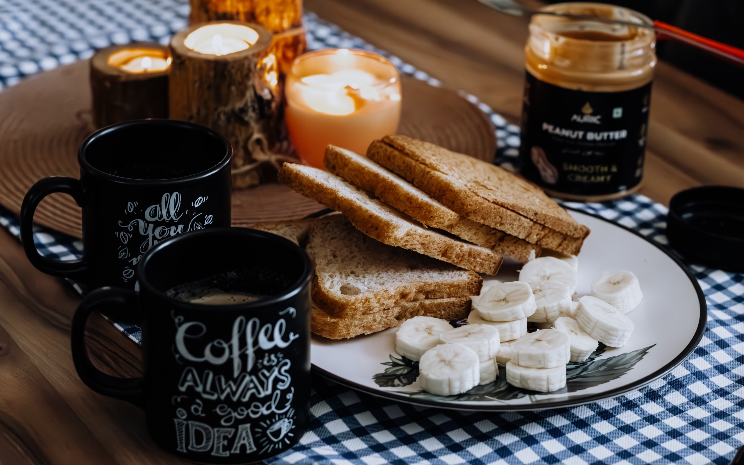 Хлеб с бананами и кофе на столе на завтрак