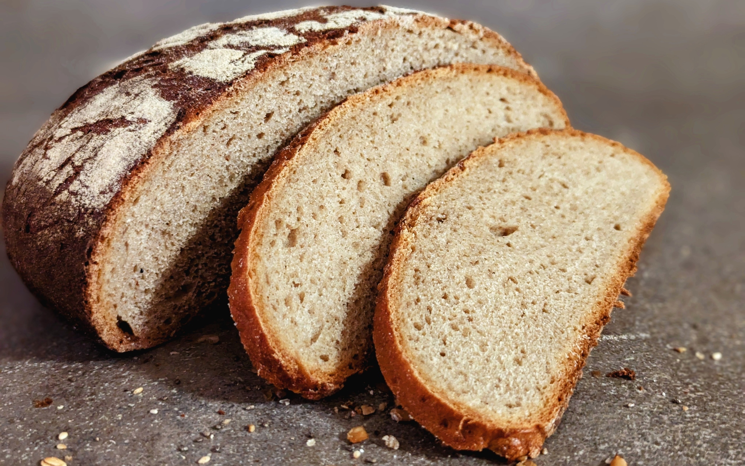 Нарезанный свежий ароматный хлеб