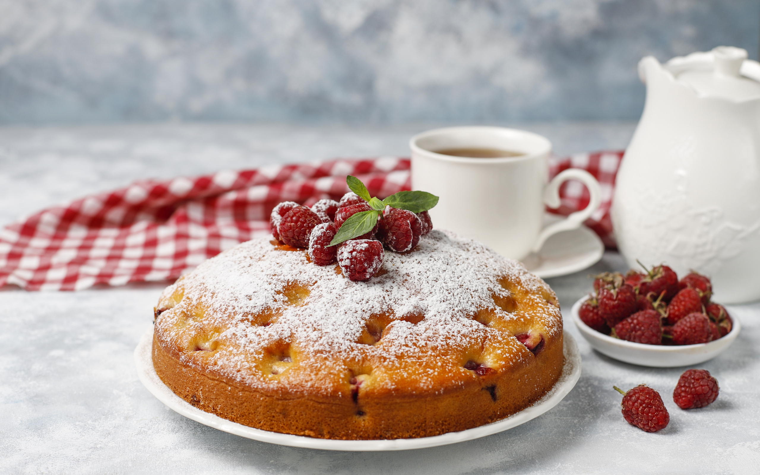 Аппетитный сладкий пирог с малиной