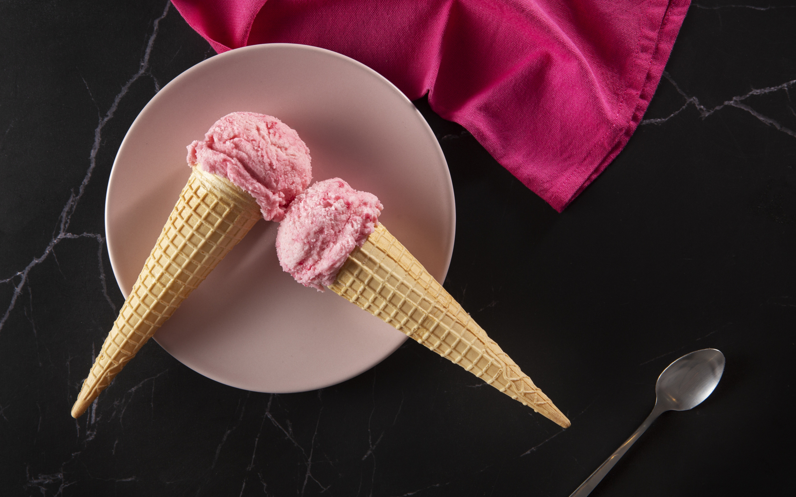 Ягодное мороженое в вафельных рожках на столе