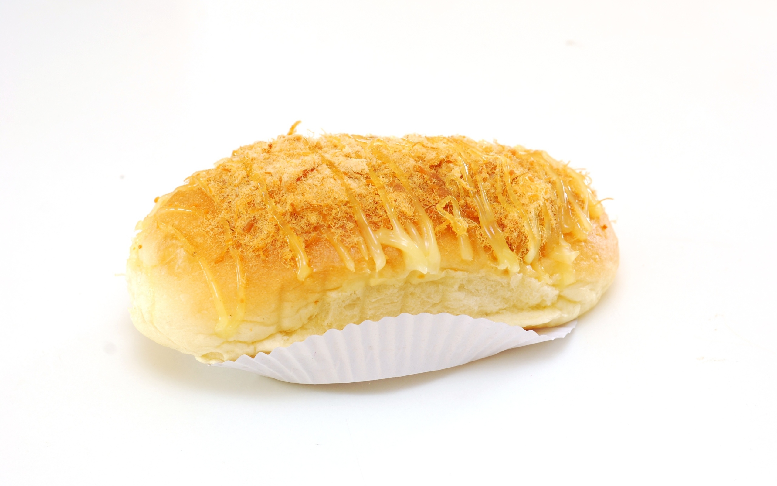 Булочка с кремом на белом фоне