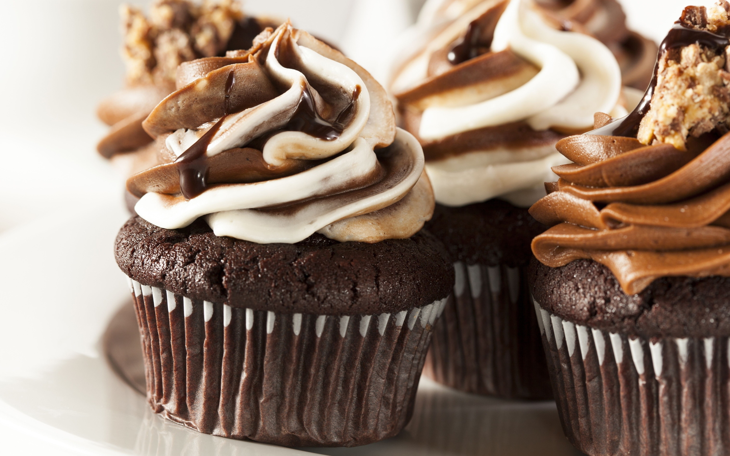 Шоколадные кексы  с кремом крупным планом