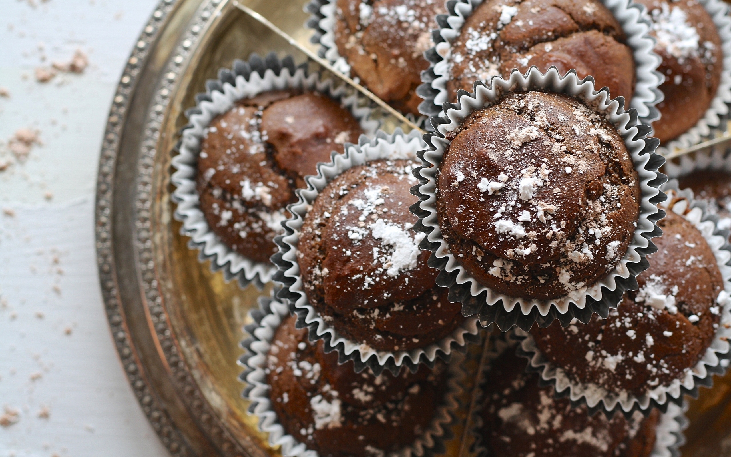Шоколадные кексы с сахарной пудрой