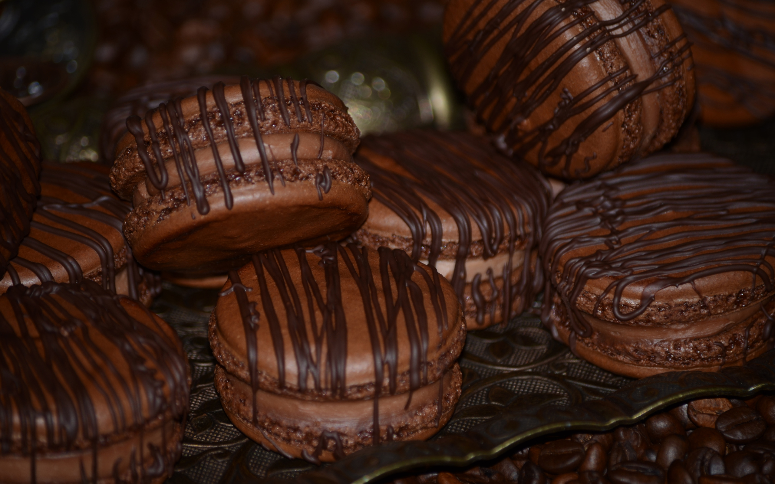 Шоколадное печенье макарон на столе