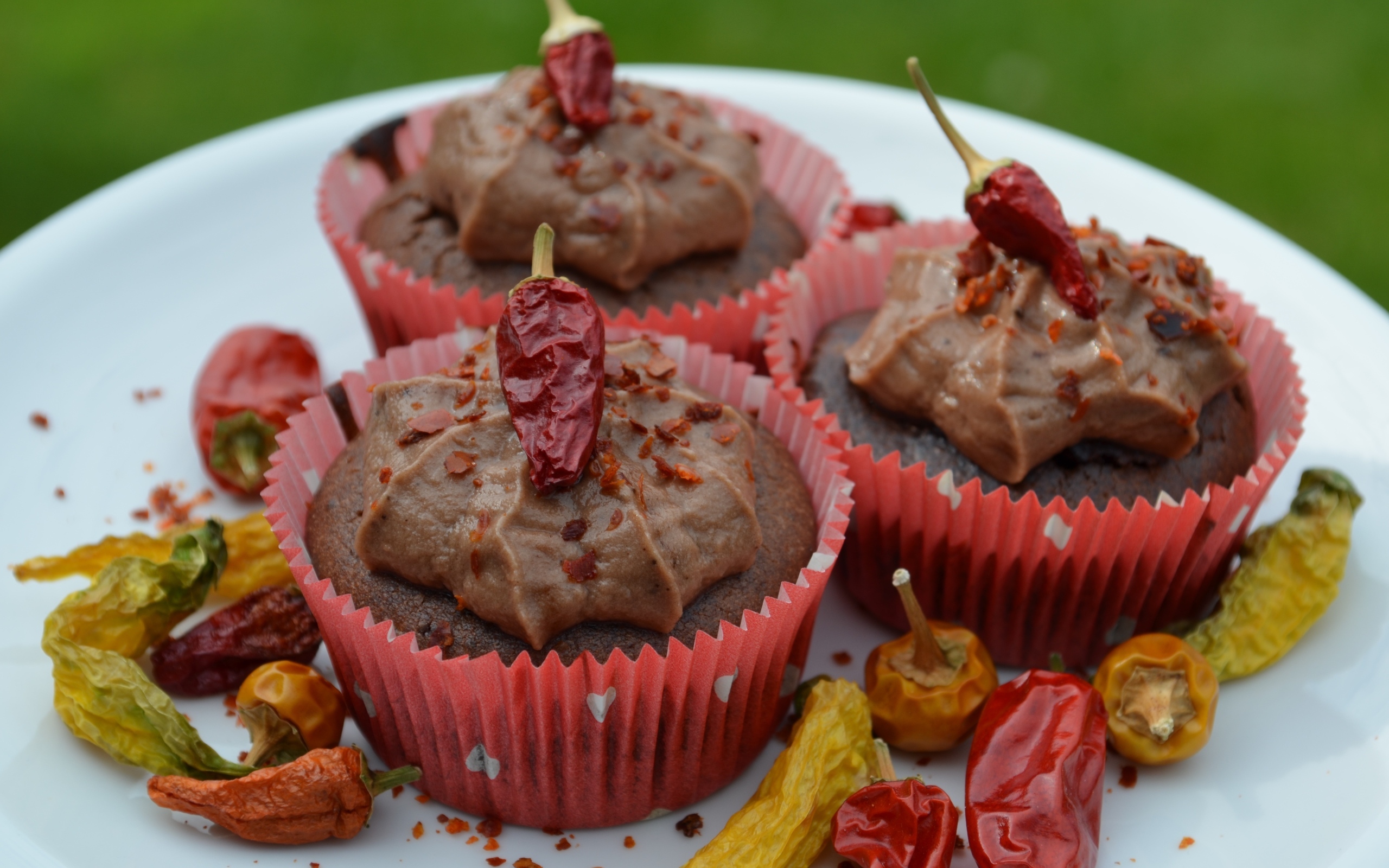 Шоколадный кекс с кремом и острым перцем