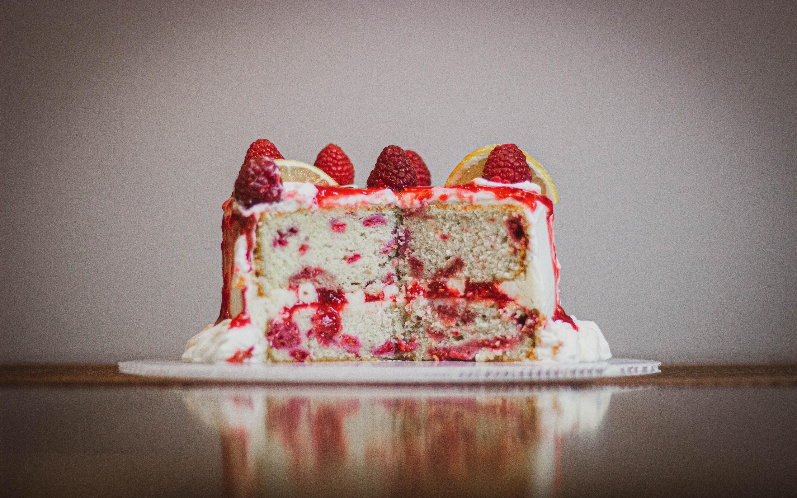 Вкусный торт с ягодами малины и лимоном