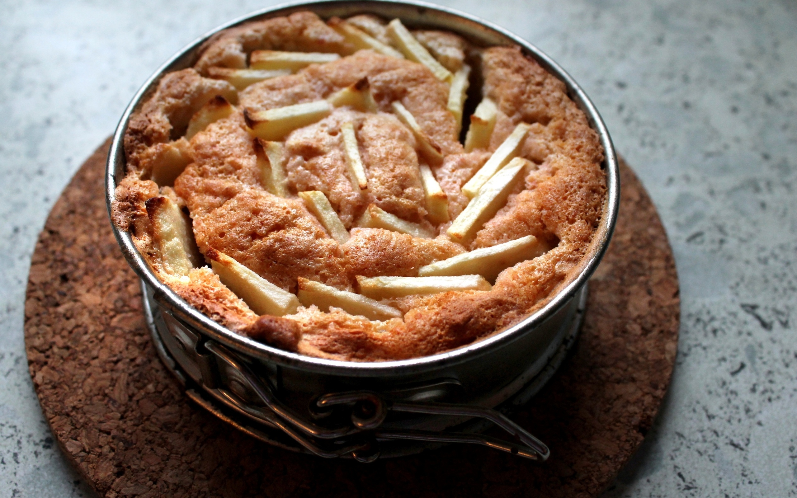 Вкусный сладкий свежий пирог с яблоками 