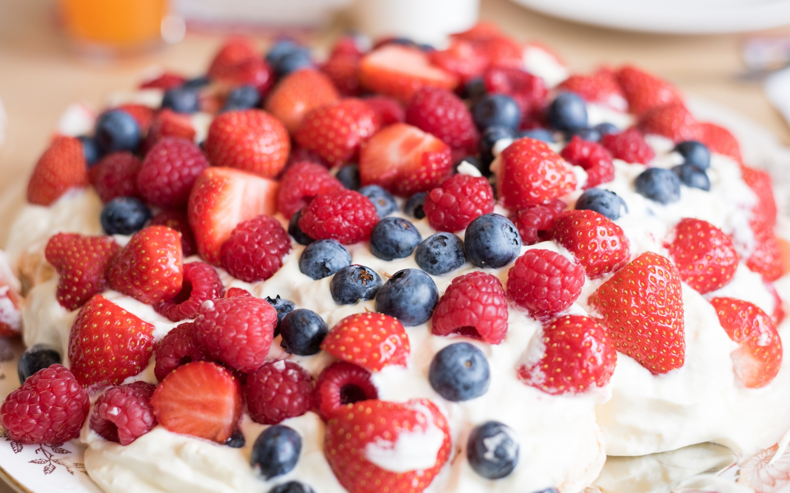 Десерт с кремом и свежими ягодами малины, клубники и черники