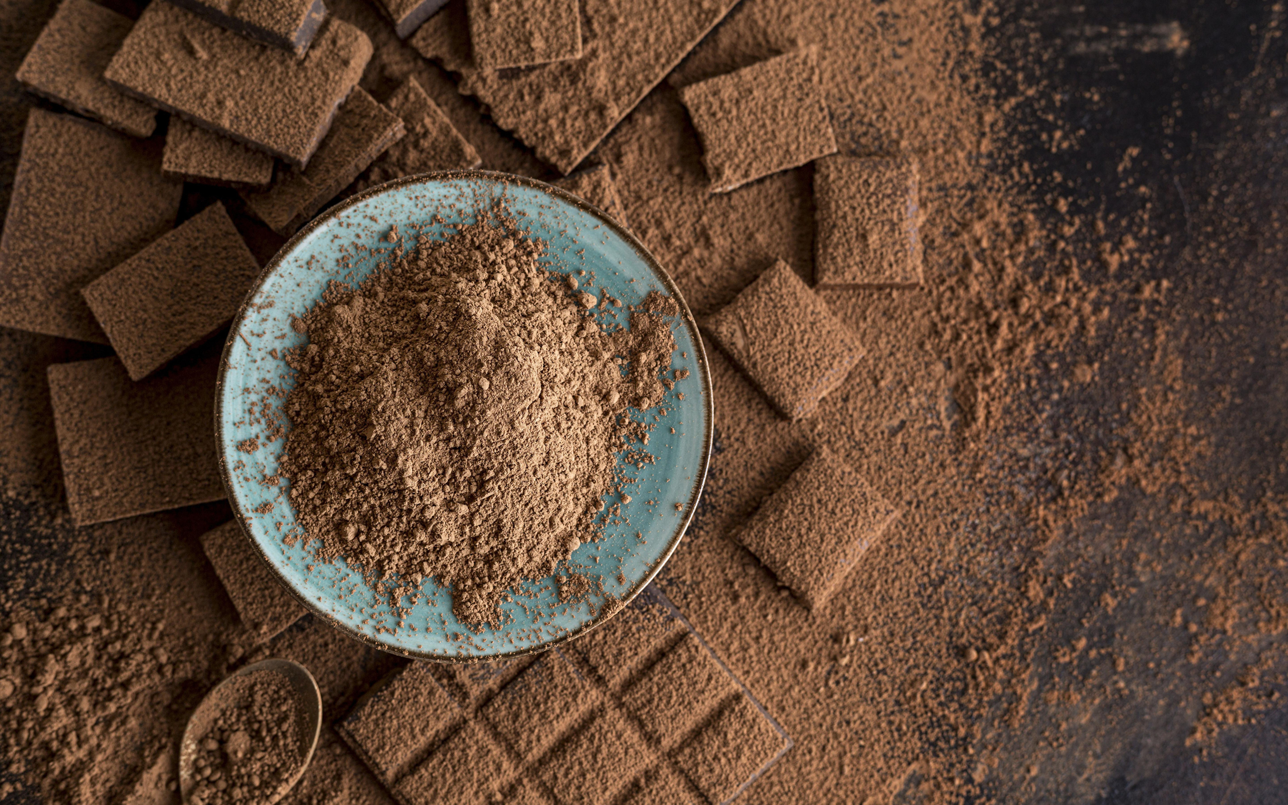 Молотый шоколад  в тарелке на столе