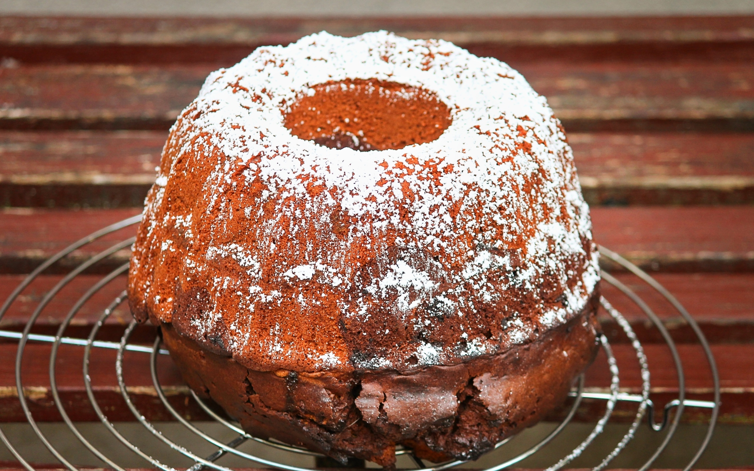 Большой кекс с сахарной пудрой